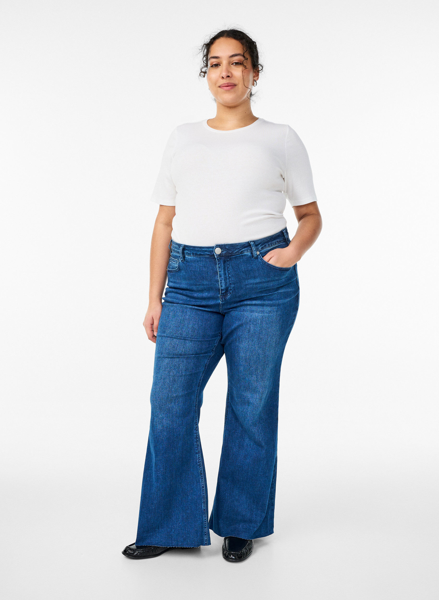 Bootcut-Jeans mit hoher Taille, Blau, Model
