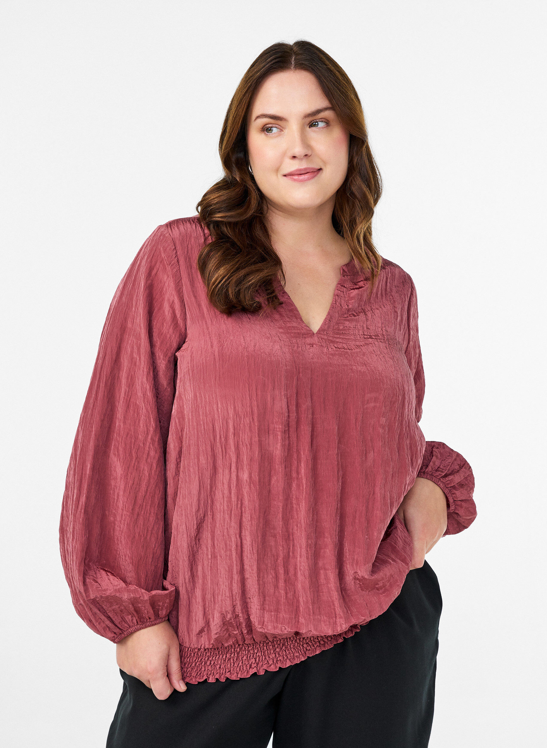 Bluse mit V-Ausschnitt und Crinkle-Struktur, Rot, Model