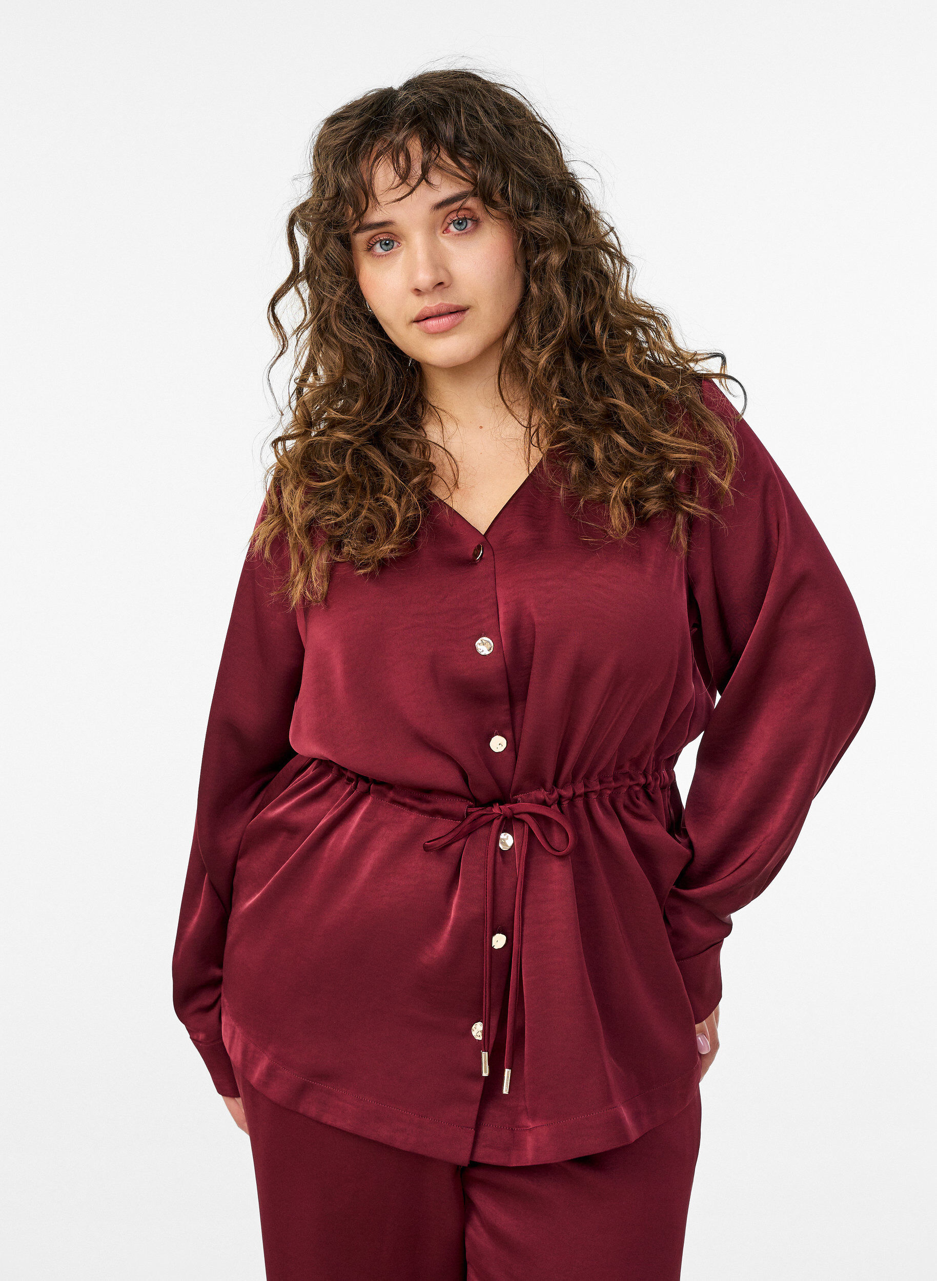 Partybluse in Satinoptik mit Kn&ouml;pfen und verstellbarer Taille, Dunkles Bordeaux, Model