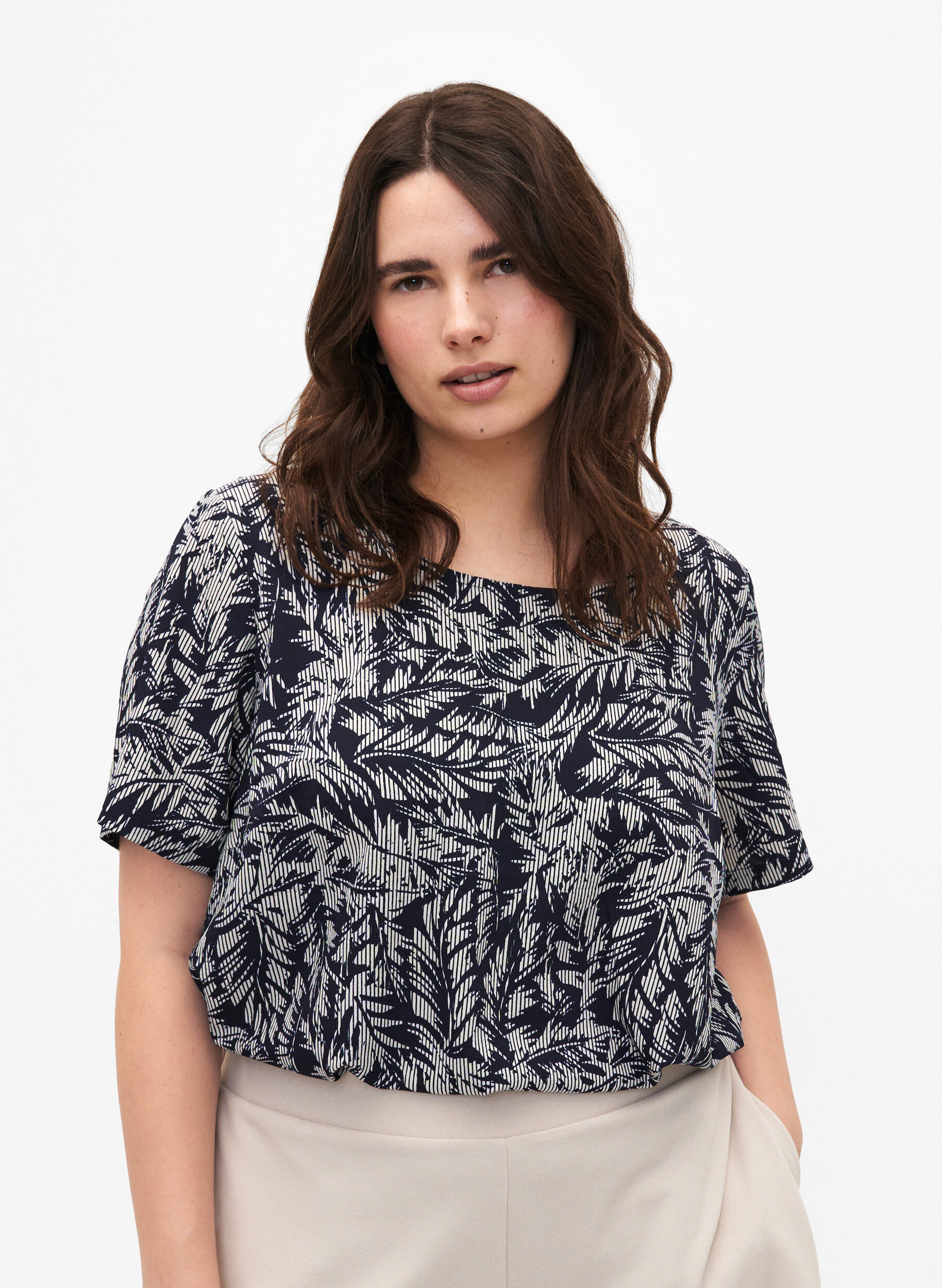 Zizzi FLASH &ndash; Kurz&auml;rmelige Bluse mit Print, Off White Blue Leaf, Model image number 0