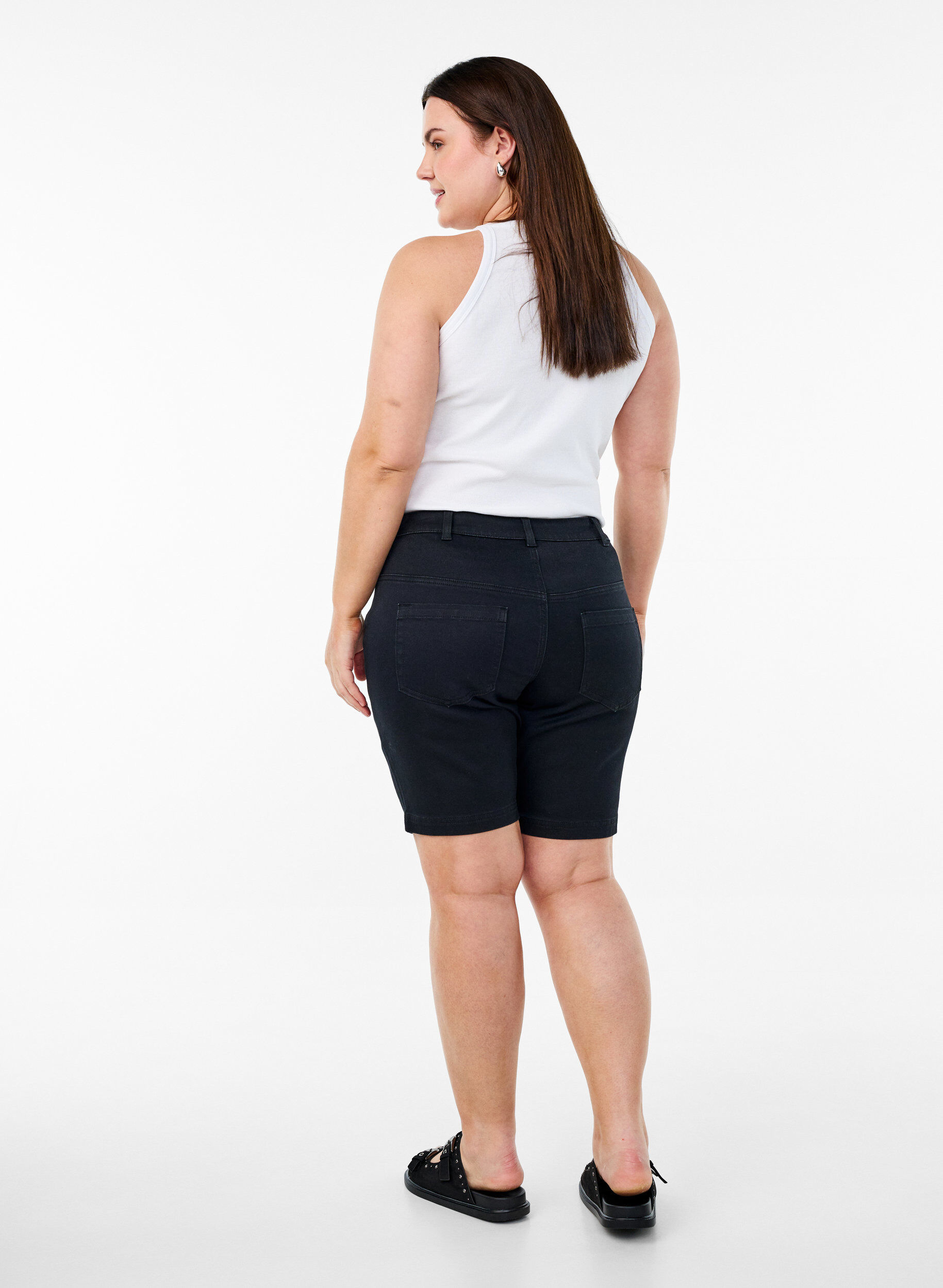 ZizziSlim Fit Emily Shorts mit normaler Taille, Schwarz, Model image number 2