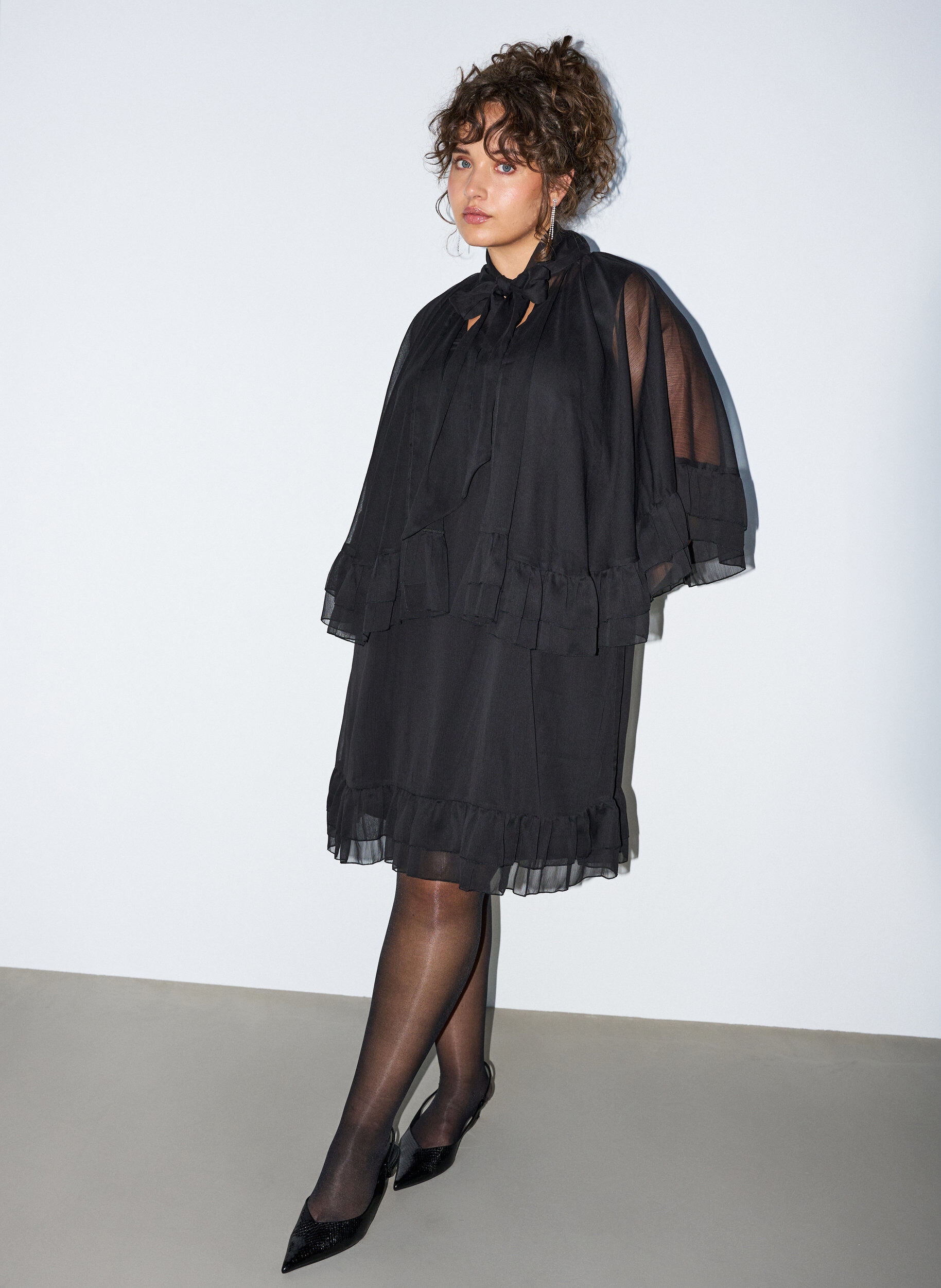Zizzi&Auml;rmelloses Kleid mit Chiffon-Cape, Schwarz, Model image number 1