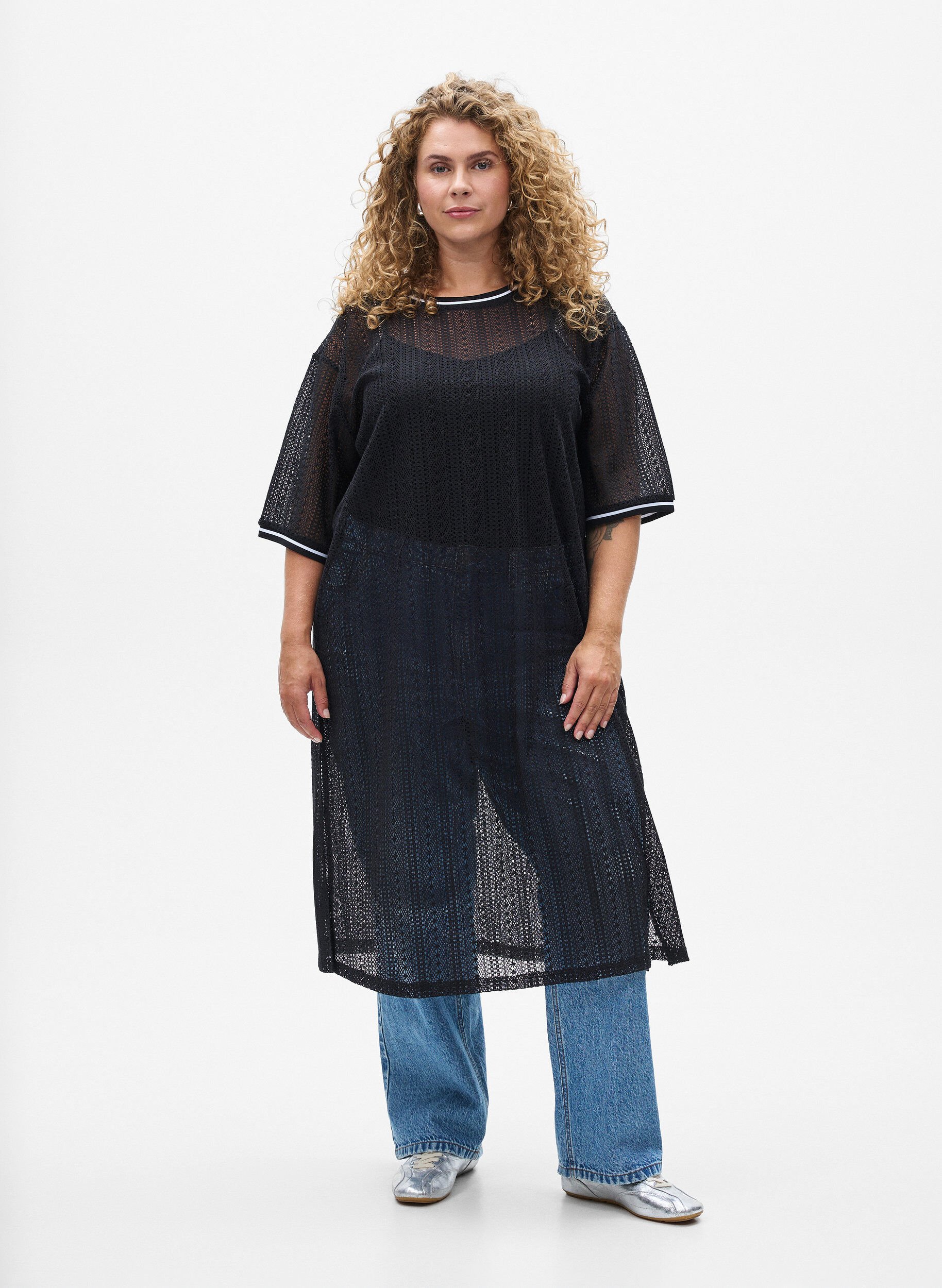 Midikleid aus Spitze mit kurzen &Auml;rmeln, Schwarz, Model