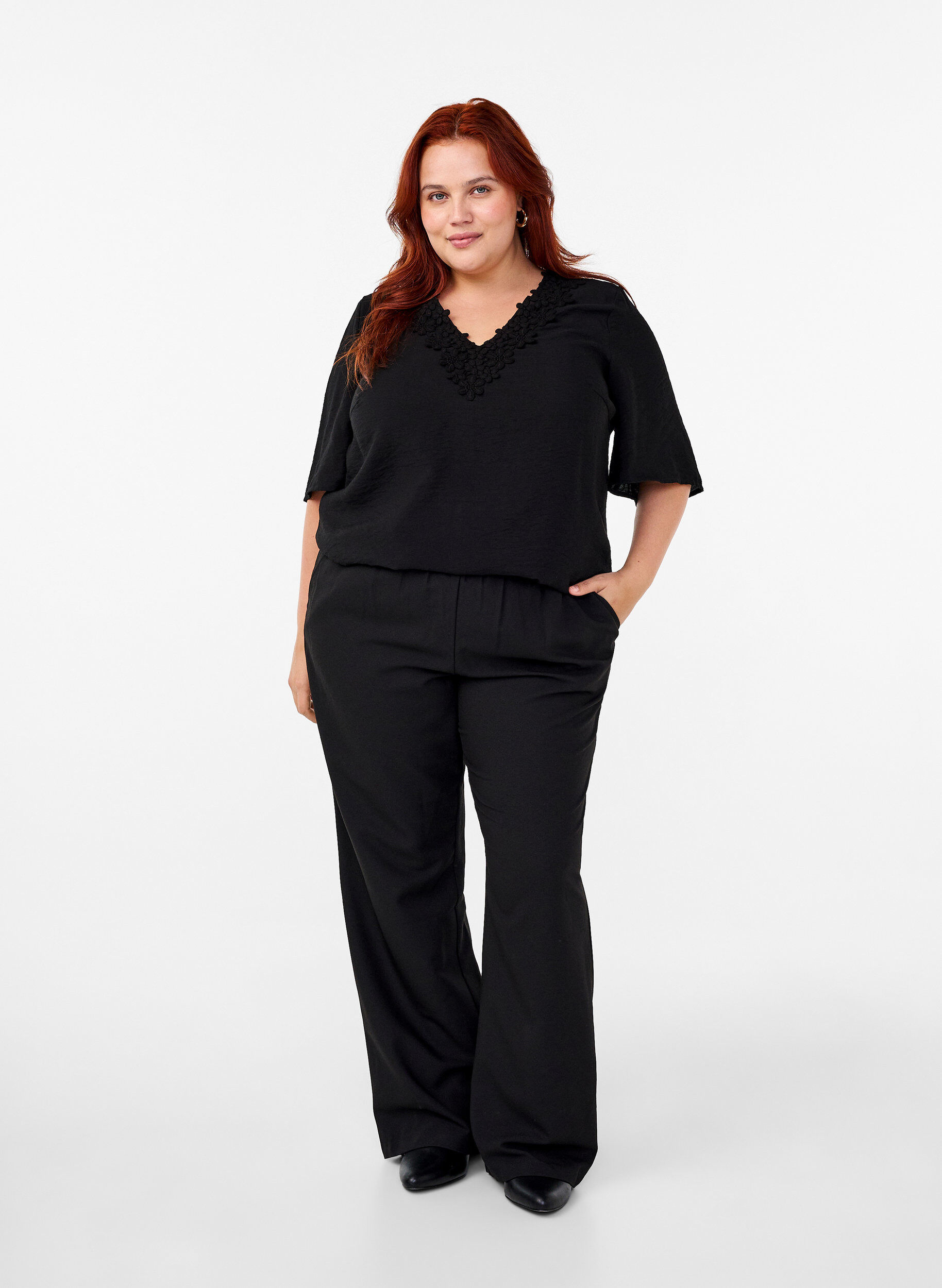 Zizzi Viskose-Bluse mit V-Ausschnitt und Stickdetail, Schwarz, Model image number 1