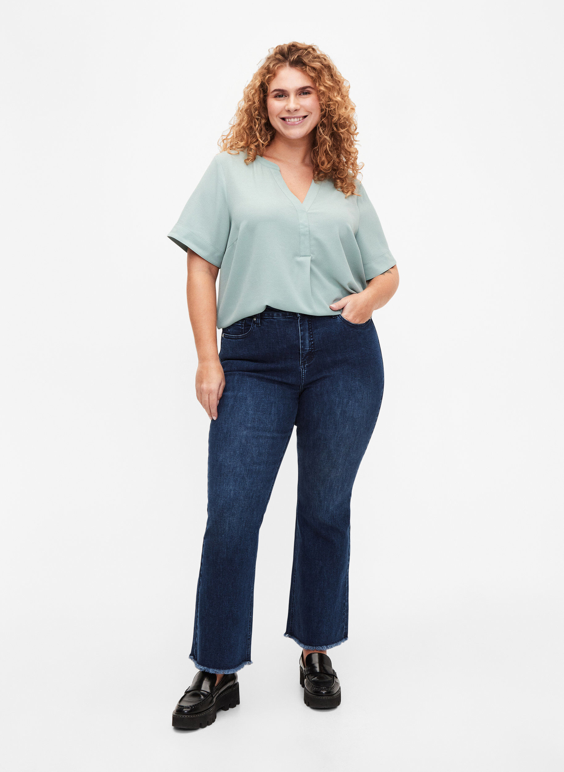 Zizzi Ellen-Bootcut-Jeans, unges&auml;umt, Blue denim, Model image number 0