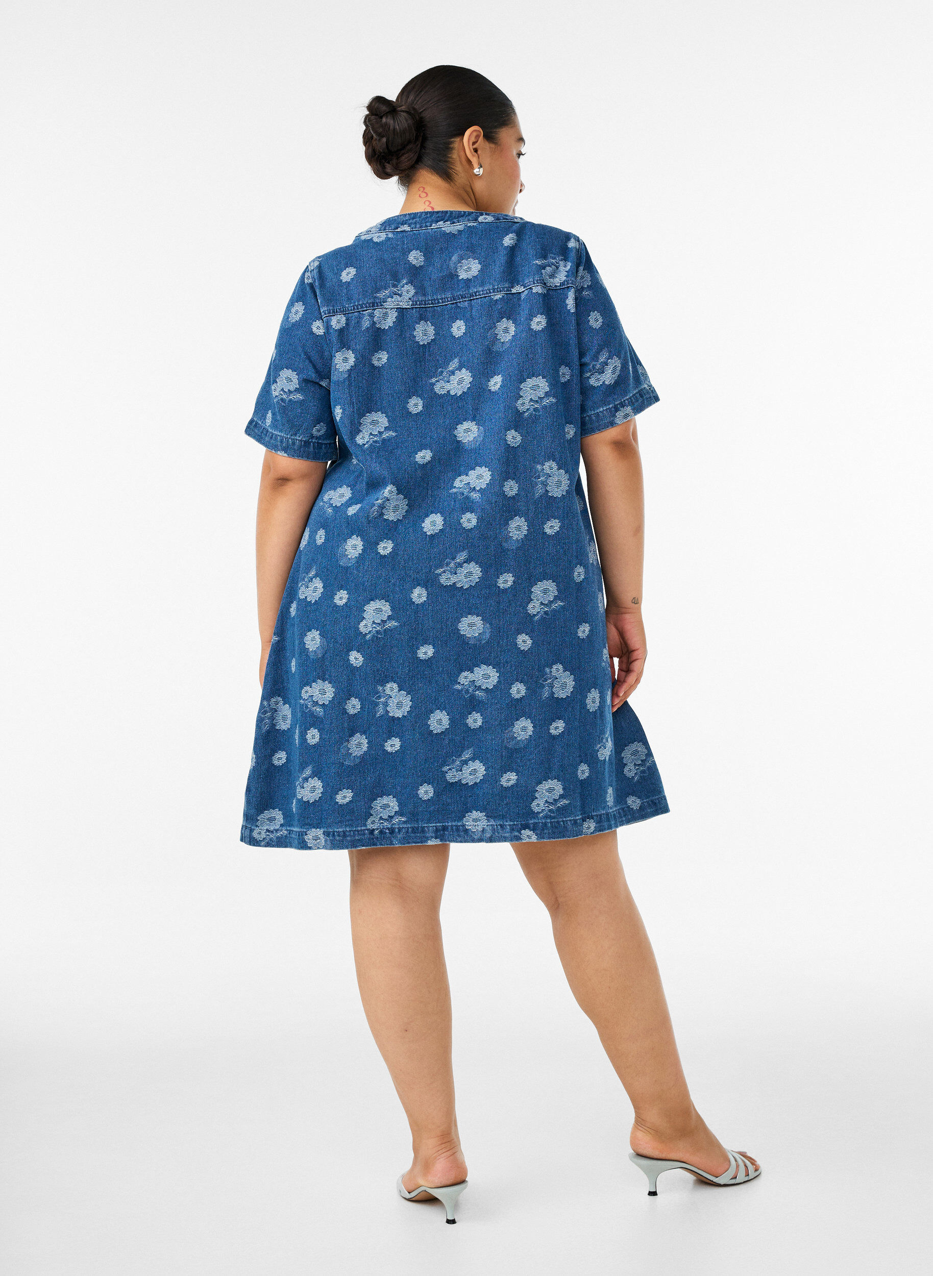 ZizziA-Linien-Kleid aus Denim mit Blumenmuster, Blau, Model image number 2