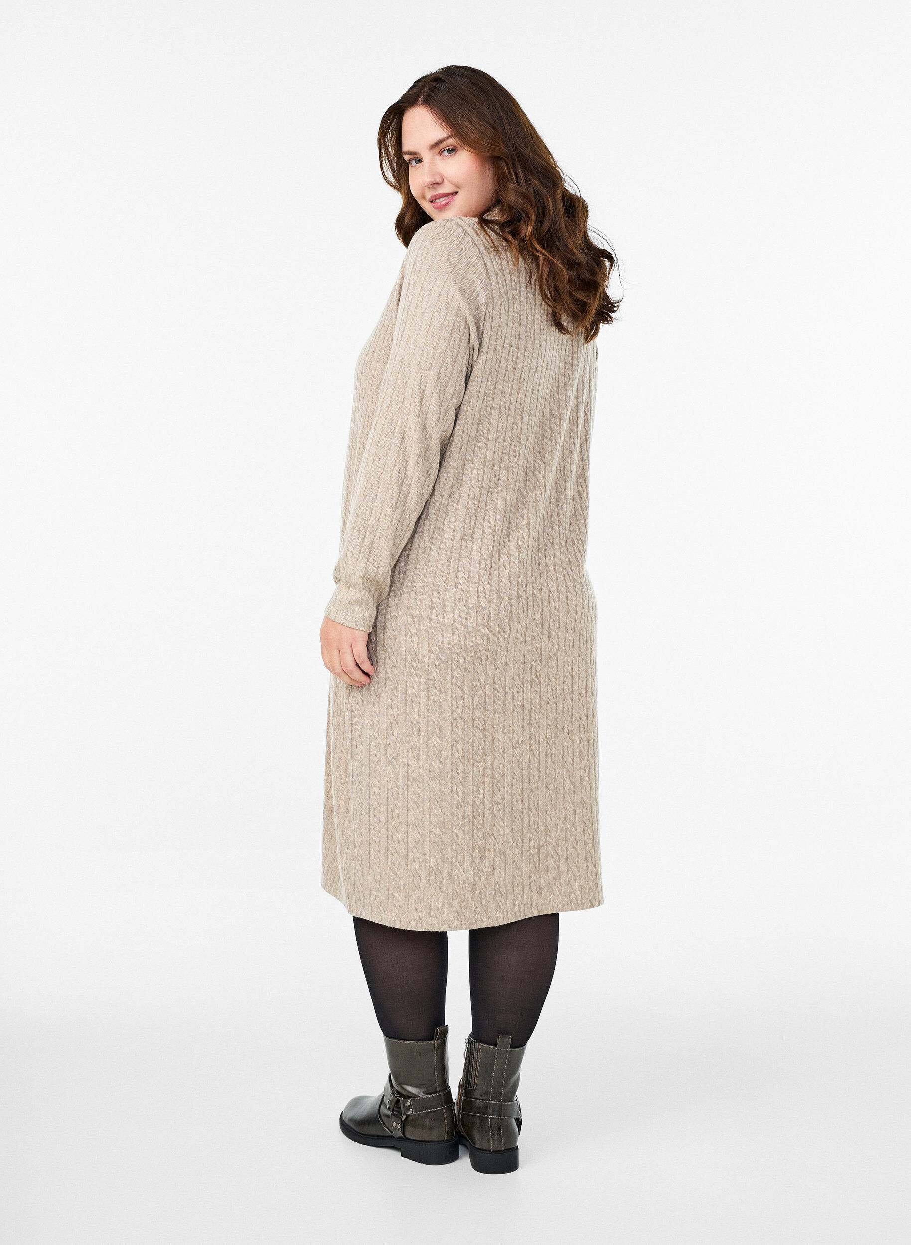 Zizzi Kleid mit Zopfmuster und V-Ausschnitt, Beige, Model image number 1