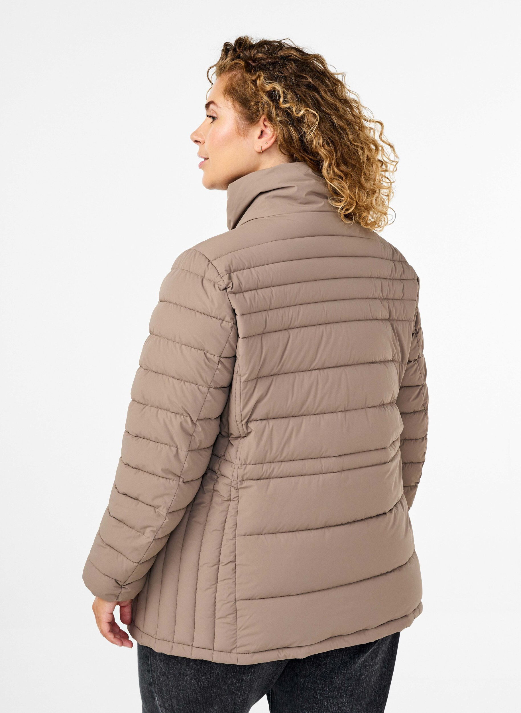 Zizzi Kurze Steppjacke mit Taschen, Beige, Model image number 2