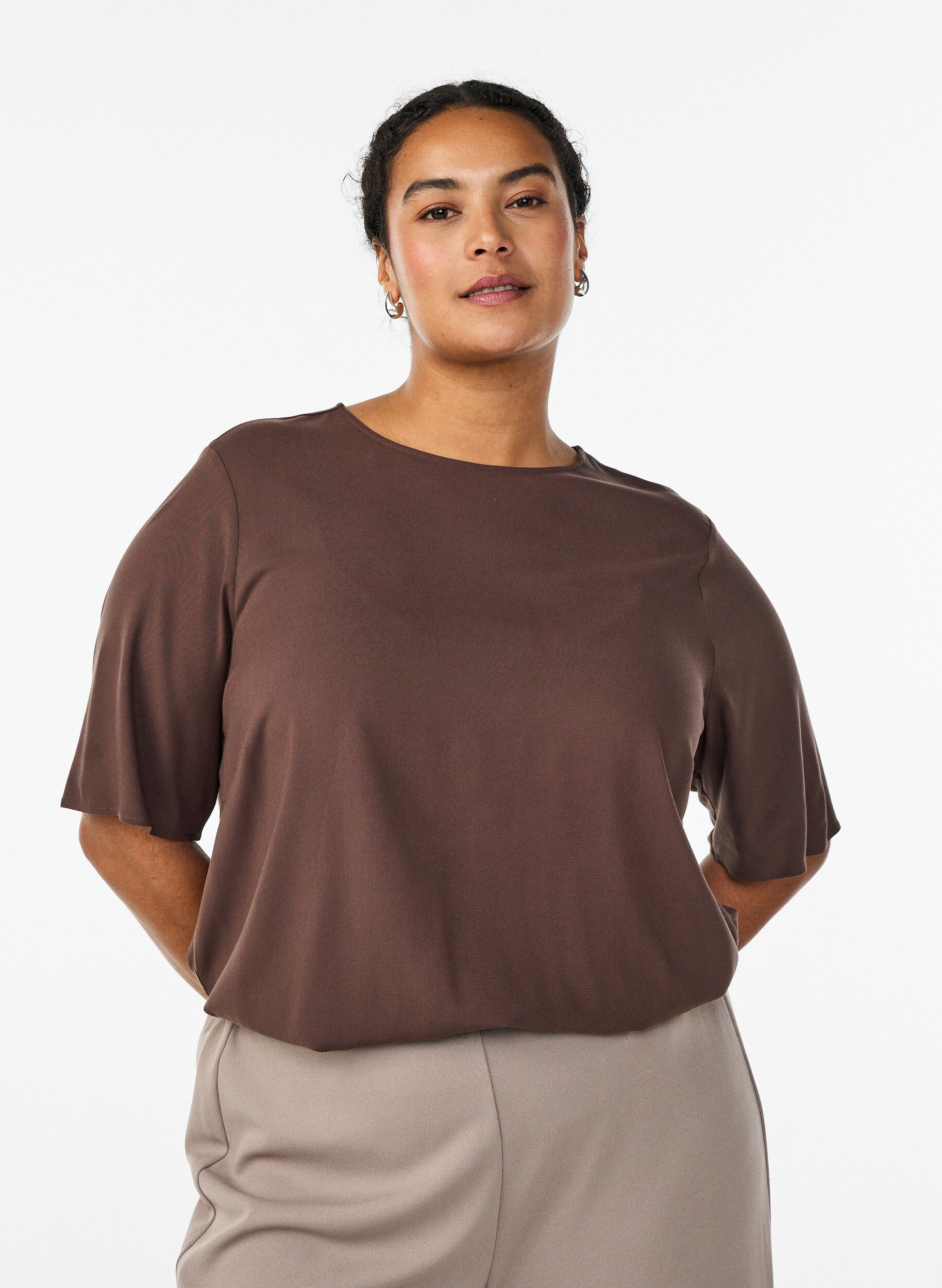 Kurz&auml;rmelige, gewebte Bluse mit Rundhals, Braun, Model