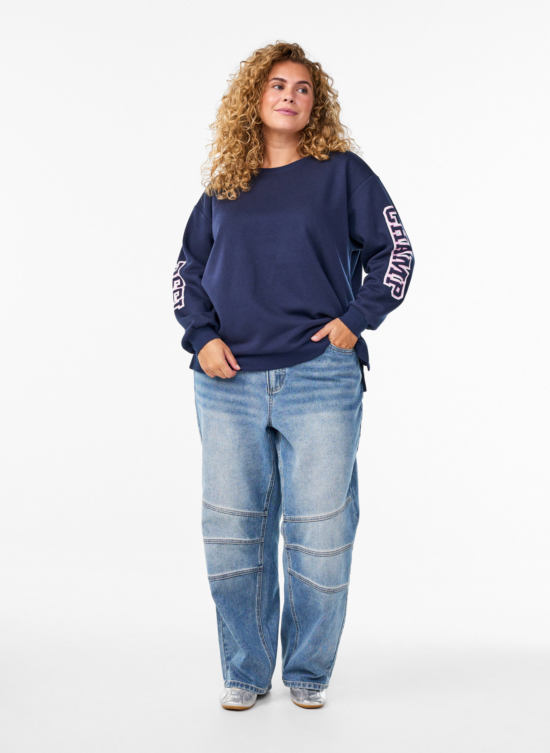 Zizzi Sweatshirt mit Statement-Print an &Auml;rmeln und R&uuml;cken, Blau, Model image number 1