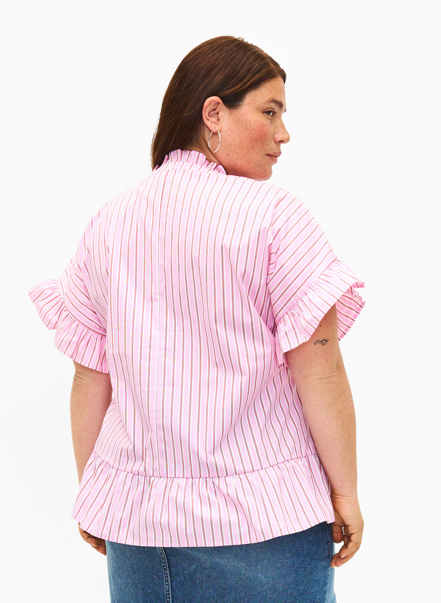 Zizzi Gestreifte Bluse mit Sch&ouml;&szlig;chen- und R&uuml;schendetails, Pink Red Stripe, Model image number 1