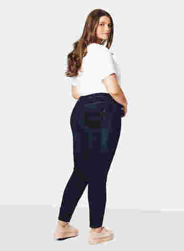 Super Slim Amy Jeans mit hoher Taille, Dark blue, Model image number 1