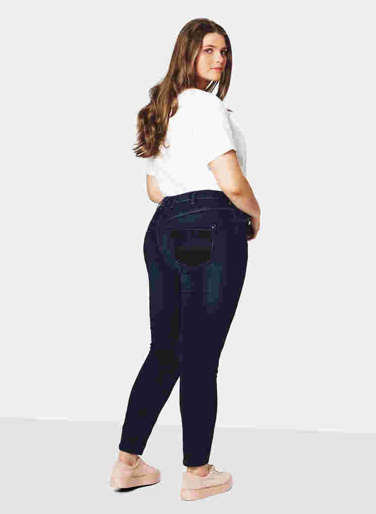 Super Slim Amy Jeans mit hoher Taille, Dark blue, Model image number 1