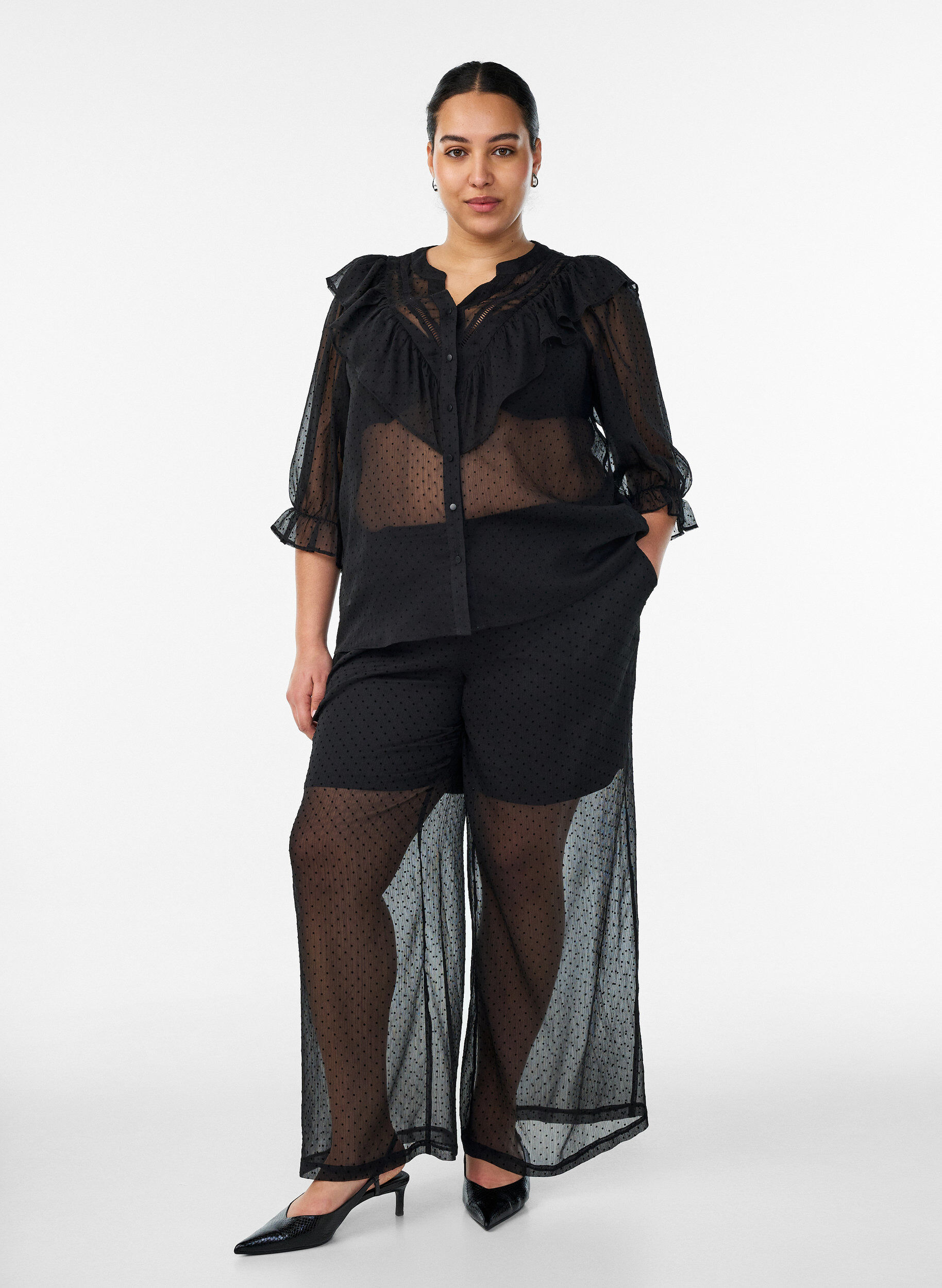 Lockere Hose aus Chiffon mit Punkten, Schwarz, Model