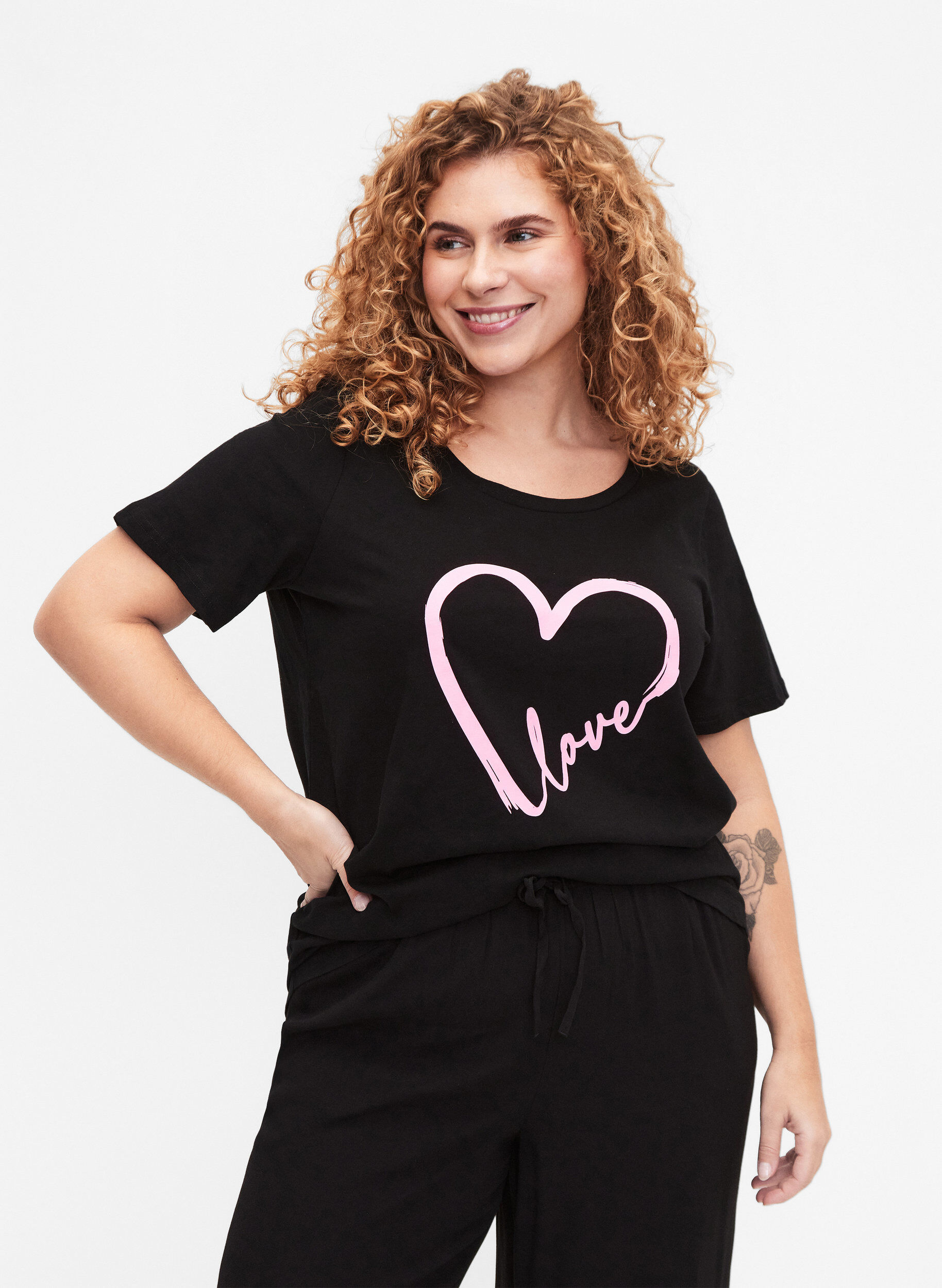 Zizzi T-Shirt aus Baumwolle mit Rundhalsausschnitt und Aufdruck, Black W. Heart L., Model image number 0