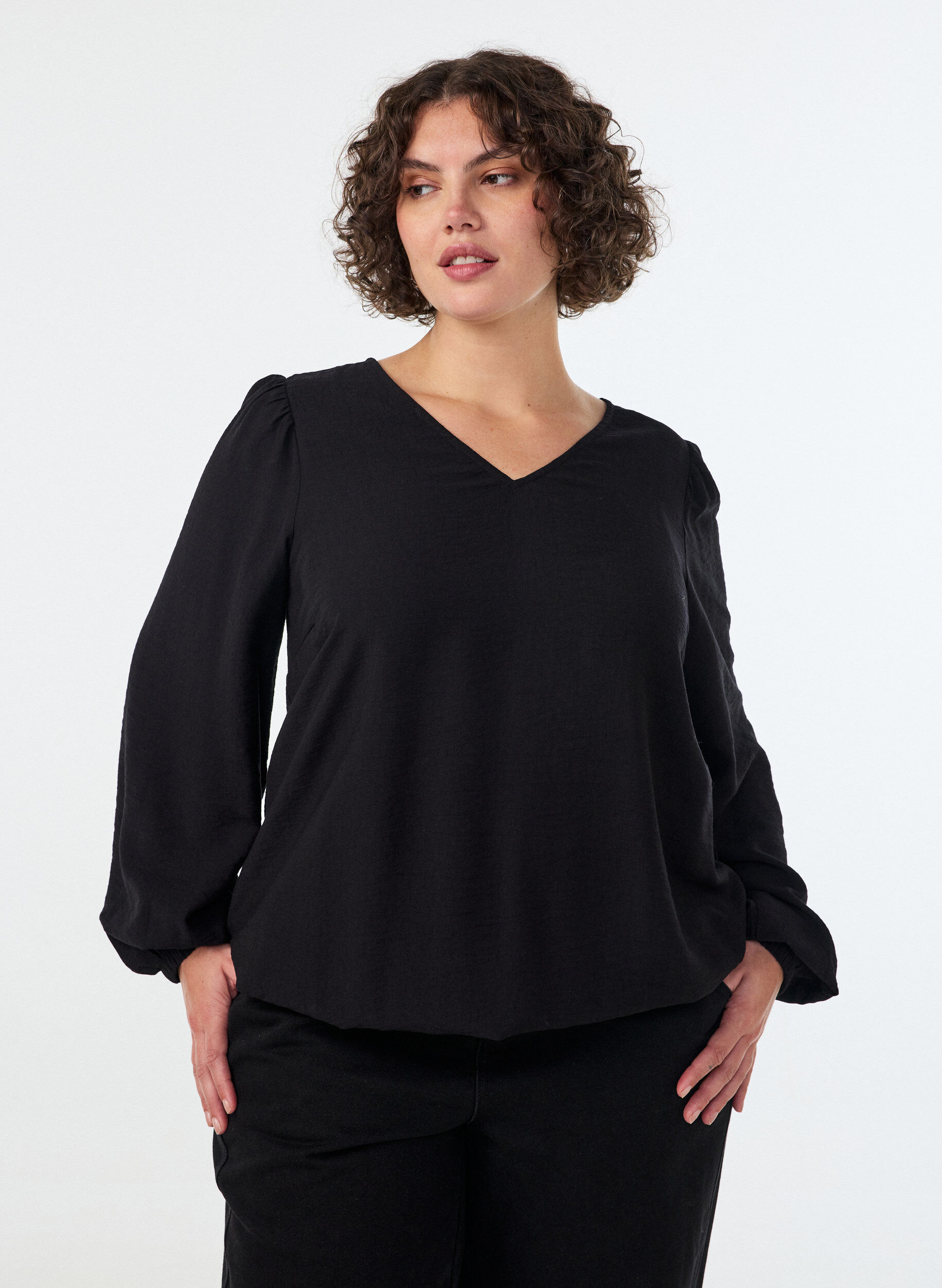 ZizziViskosebluse mit V-Ausschnitt und Ballonform, Schwarz, Model image number 0