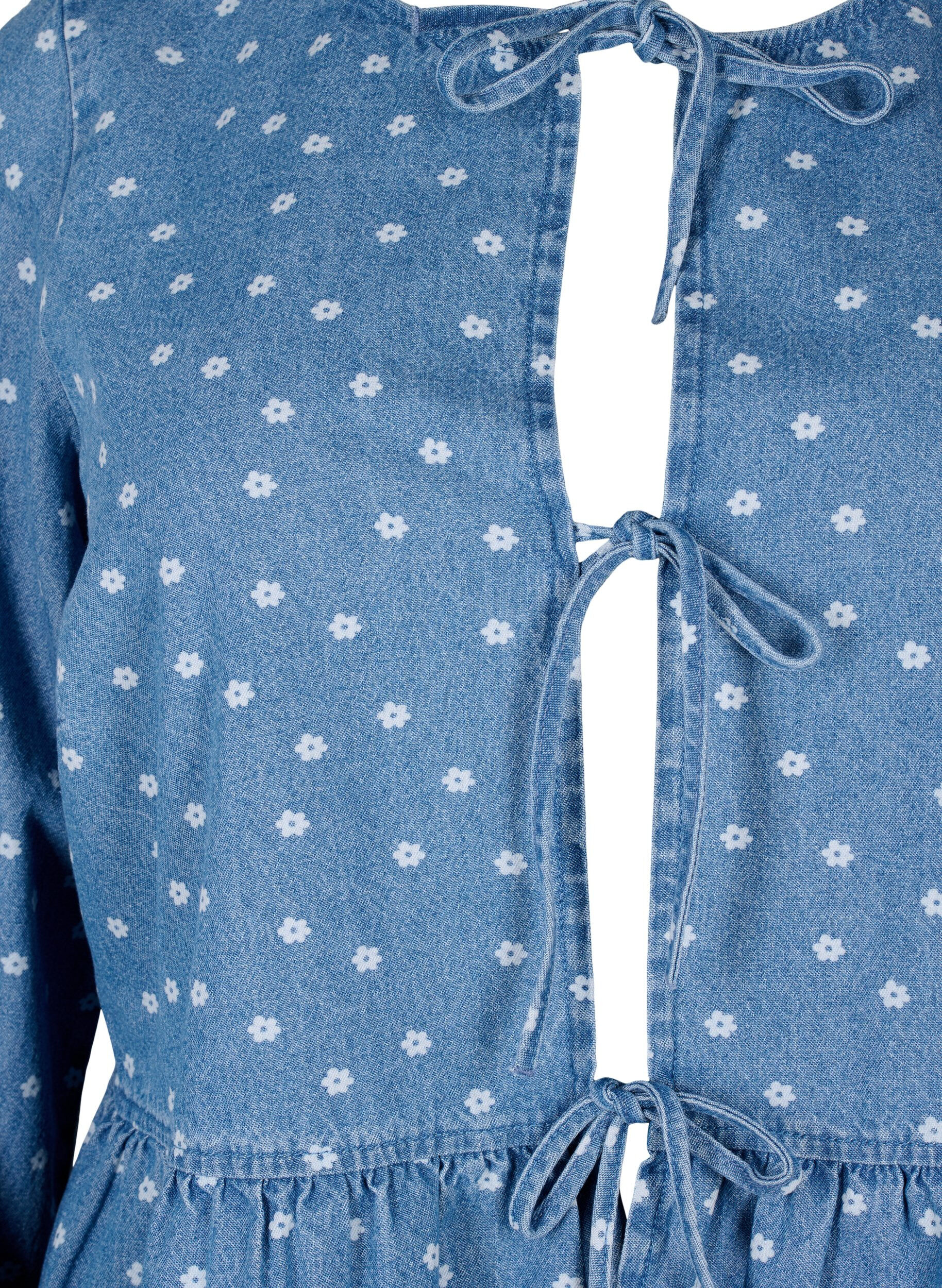 Zizzi Bluse aus Denim mit Sch&ouml;&szlig;chen und Bindeverschluss, Light Blue w.Flowers, Packshot image number 2