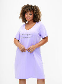 Organische Baumwoll-Nachthemd mit V-Ausschnitt (GOTS), Lavender Decide, Model