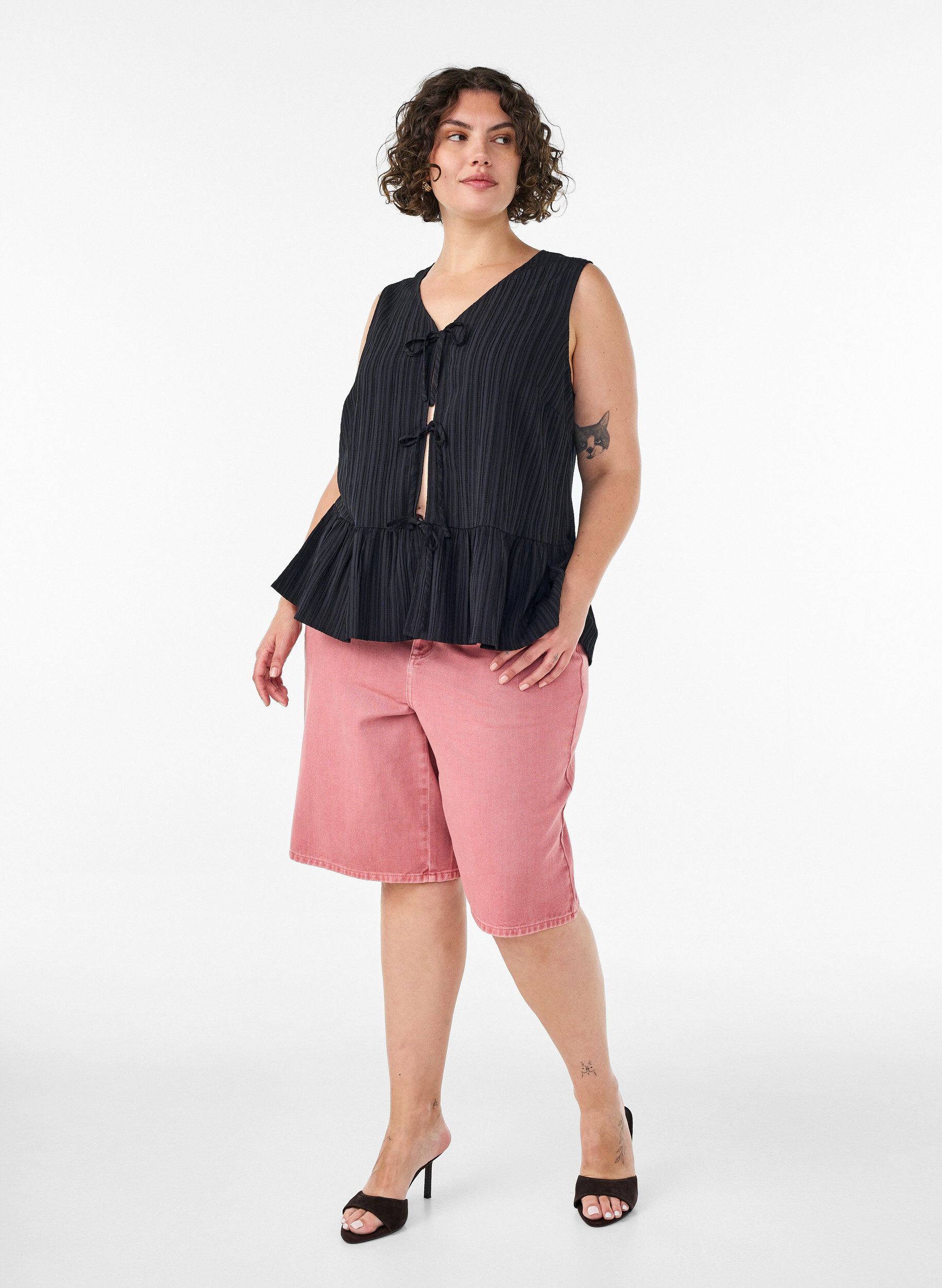 Zizzi&Auml;rmellose Bluse mit Struktur und Bindeband, Schwarz, Model image number 1