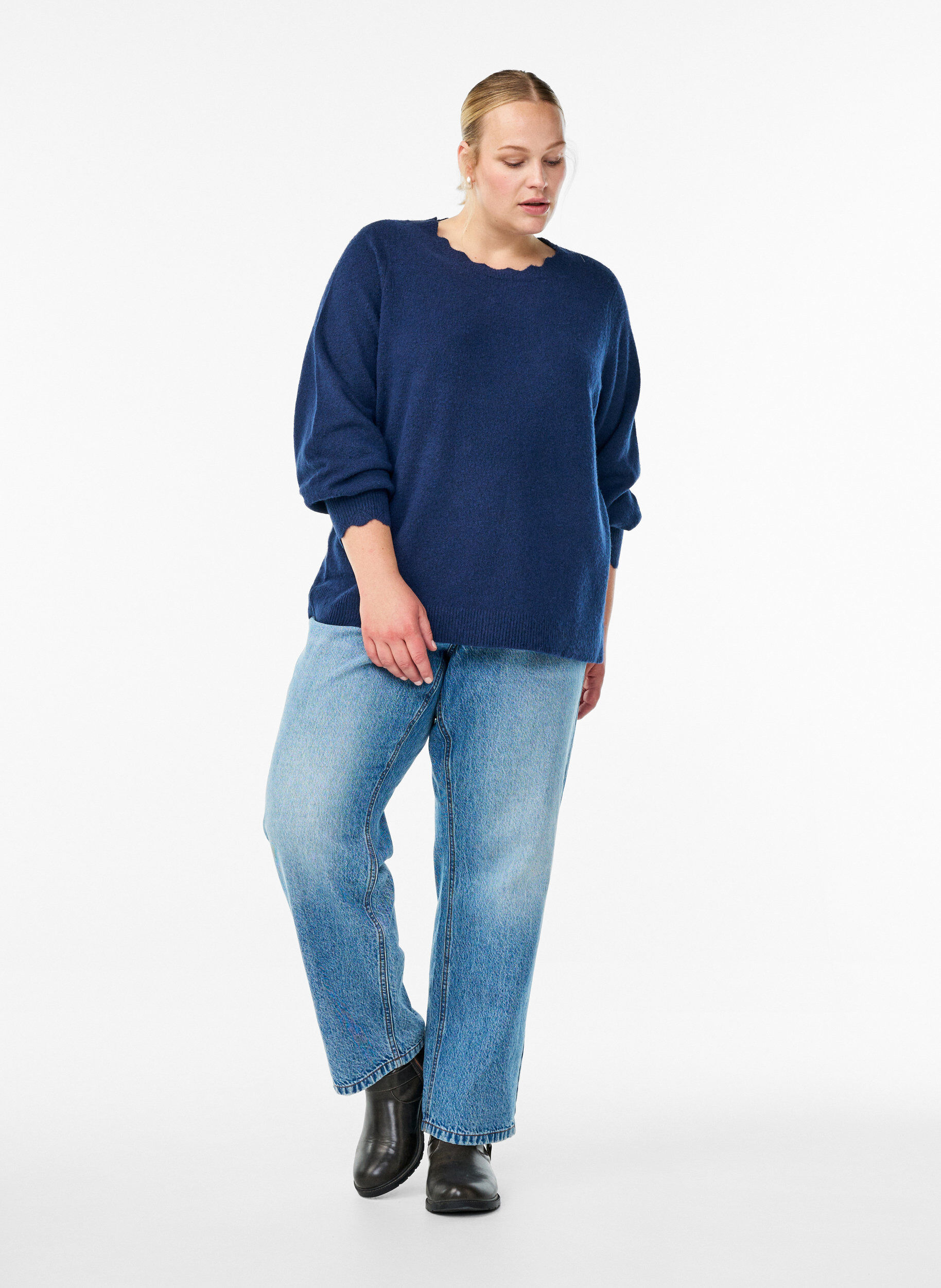 Zizzi Strickbluse mit Wellenkante, Blau, Model image number 1