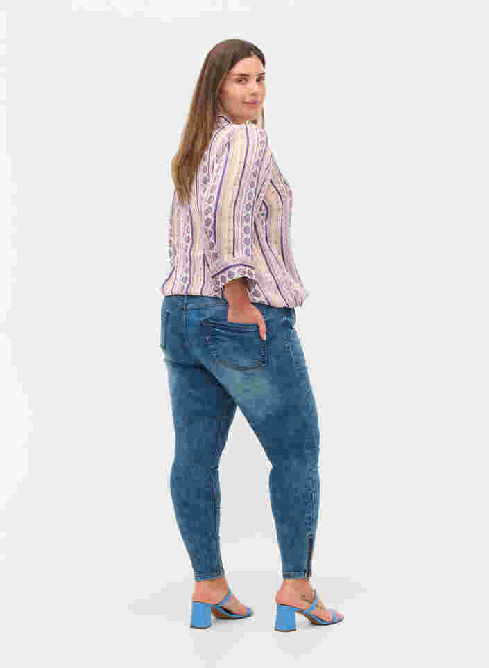 Cropped Amy Jeans mit Reißverschluss, Blue denim, Model image number 2