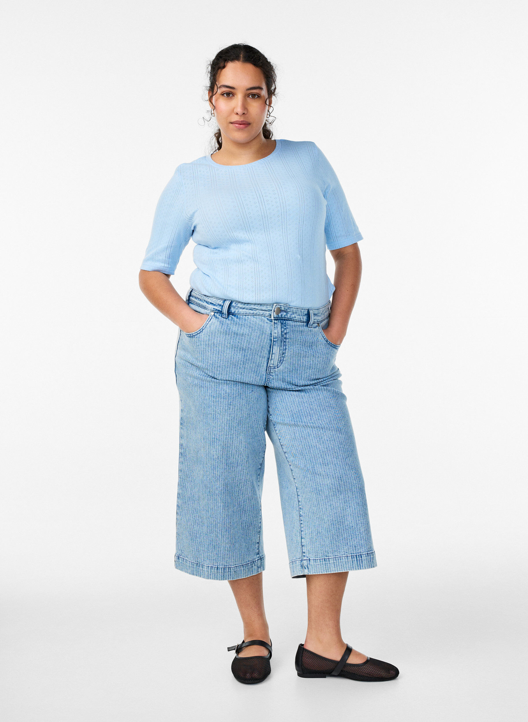 Zizzi T-Shirt aus Baumwolle mit Lochstickerei, Blau, Model image number 1