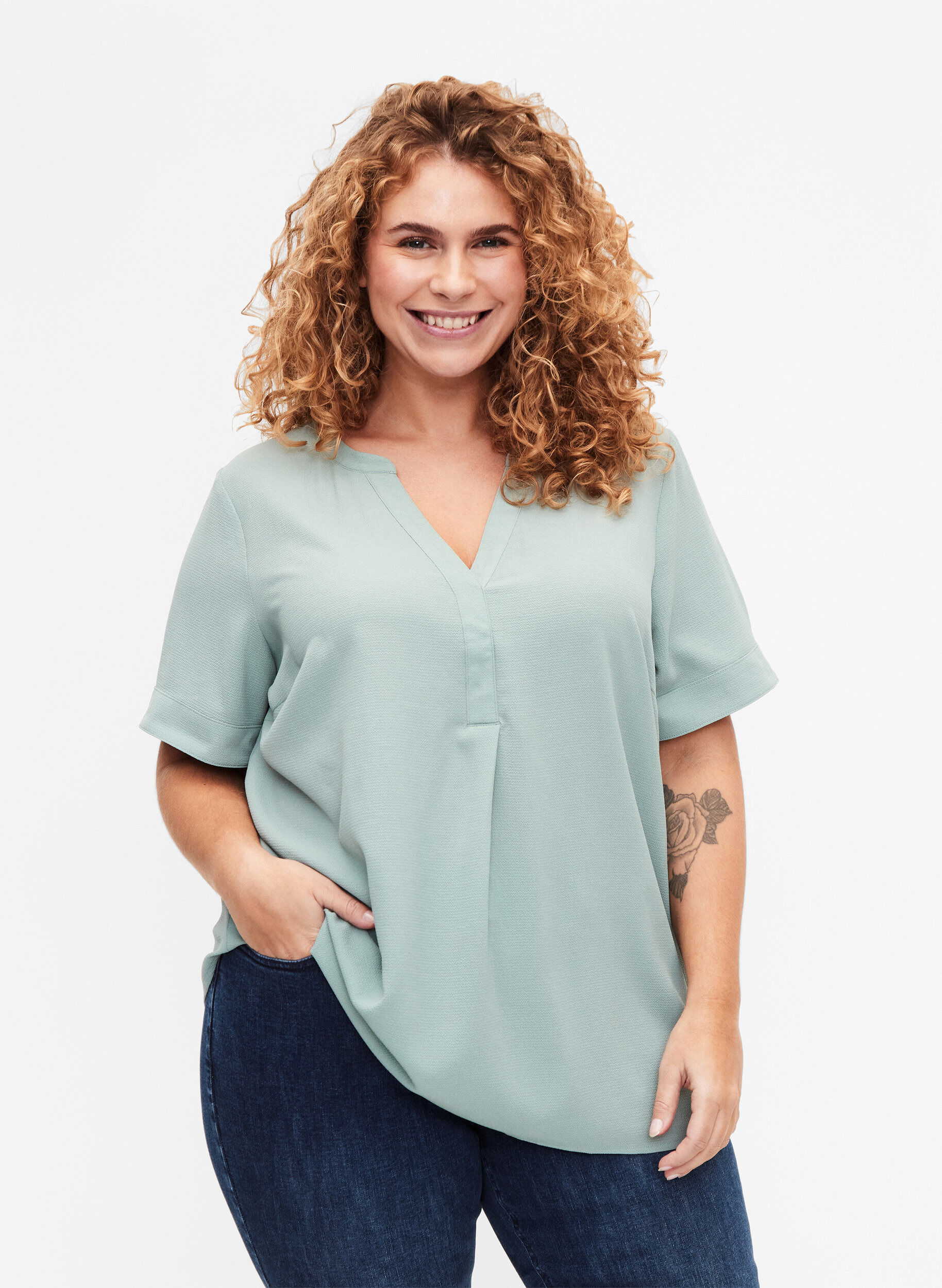 Zizzi Kurz&auml;rmelige Bluse mit V-Ausschnitt, Gr&uuml;n, Model image number 0