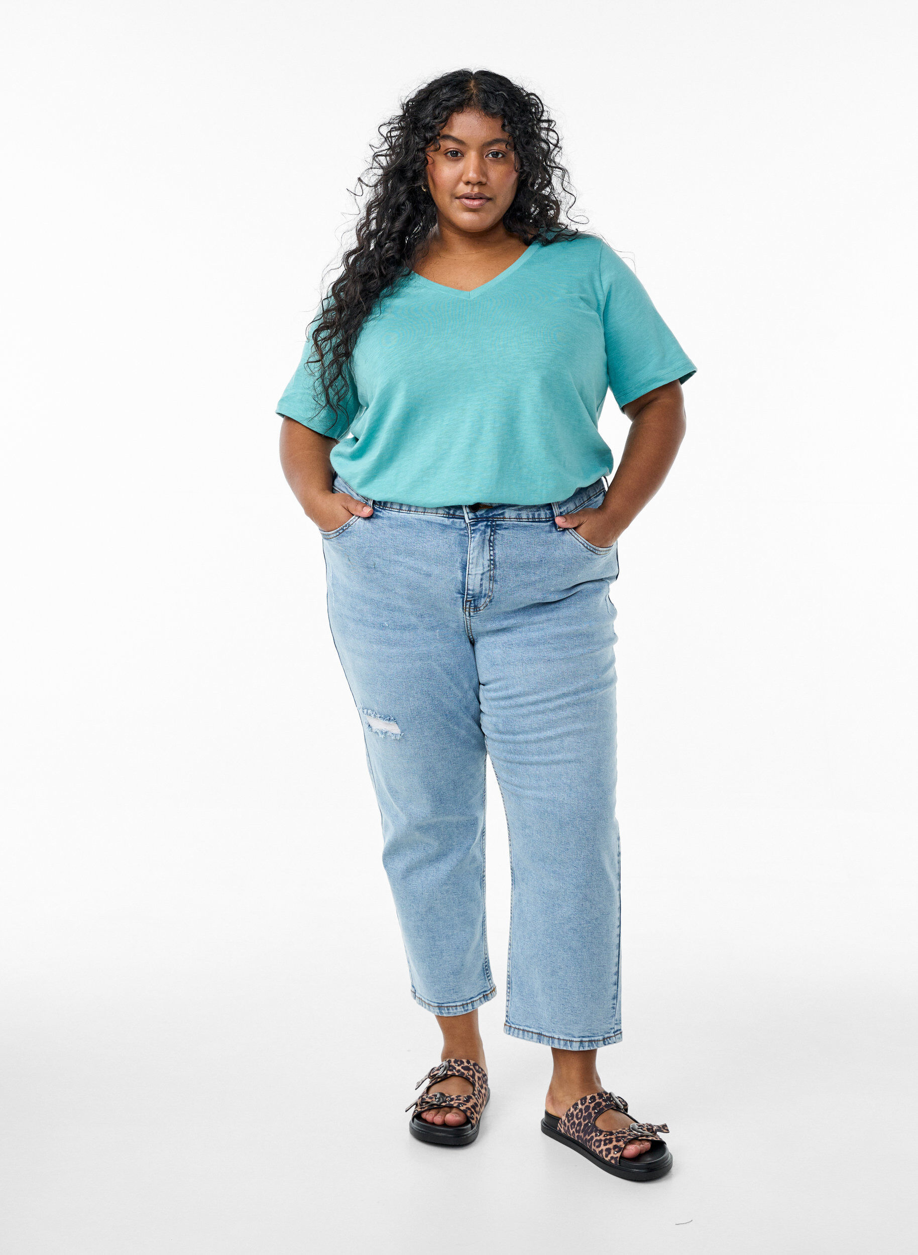 Zizzi Kurz&auml;rmliges Basic-T-Shirt mit V-Ausschnitt, Gr&uuml;n, Model image number 1