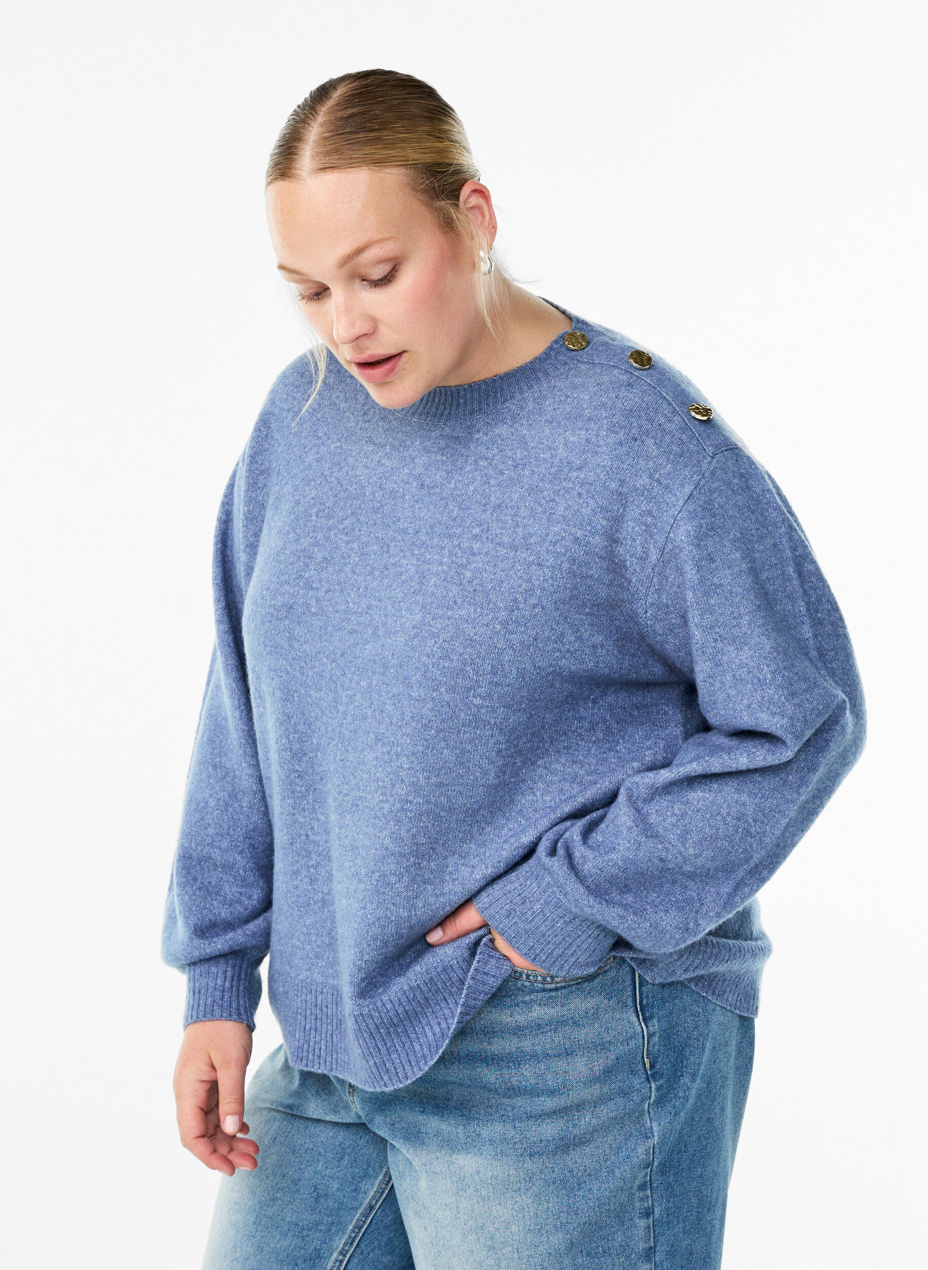 Strickbluse mit Knopfleiste, Blau, Model