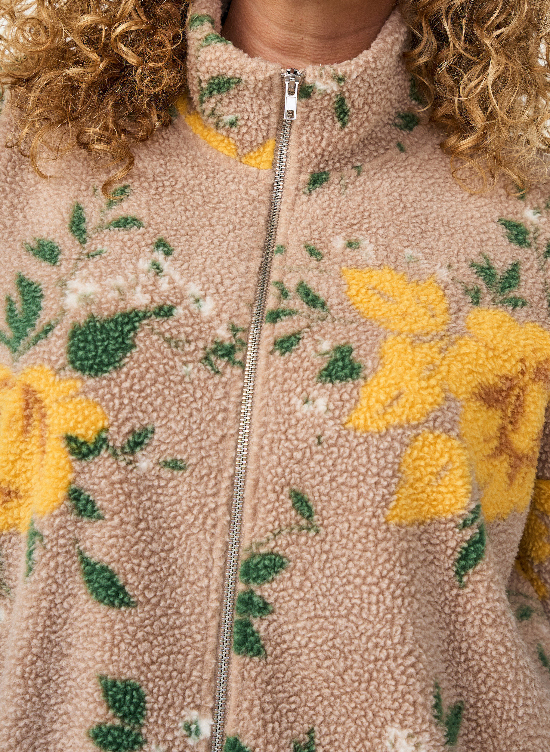 ZizziGebl&uuml;mte Fleecejacke mit hohem Kragen und Rei&szlig;verschluss, Beige, Model image number 3
