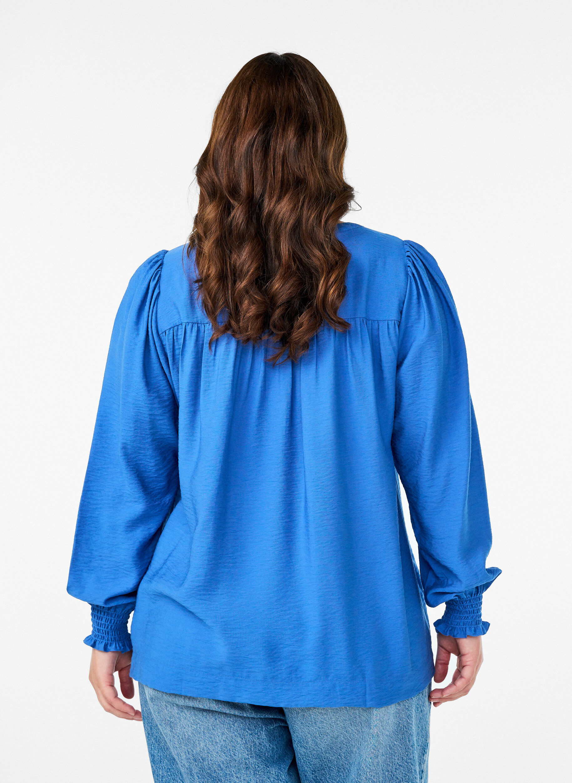 Zizzi Bluse aus Viskose mit Smock und gerafften Details, Blau, Model image number 2