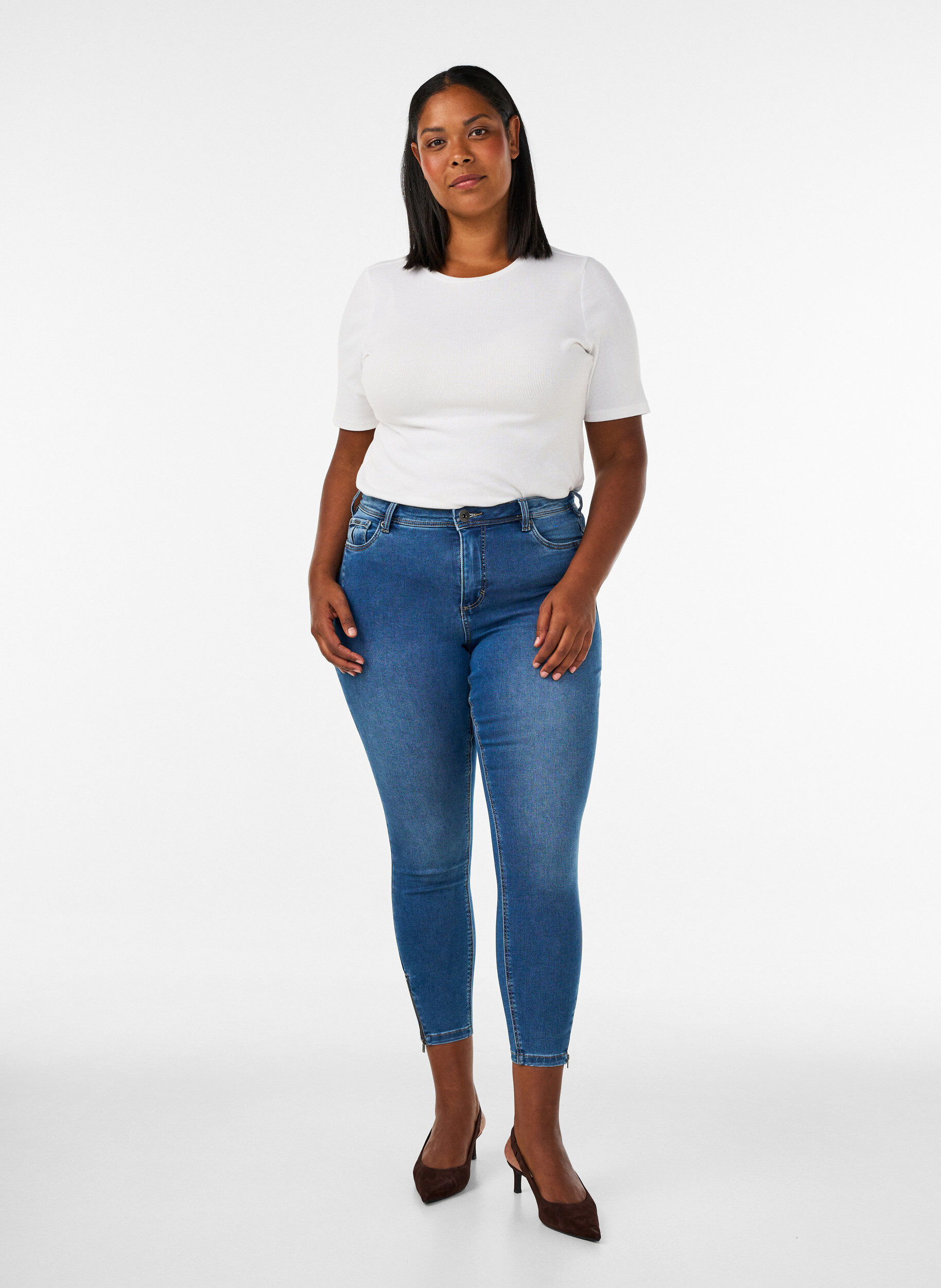 ZizziKurze Amy Jeans mit Rei&szlig;verschlussdetail., Blau, Model image number 1