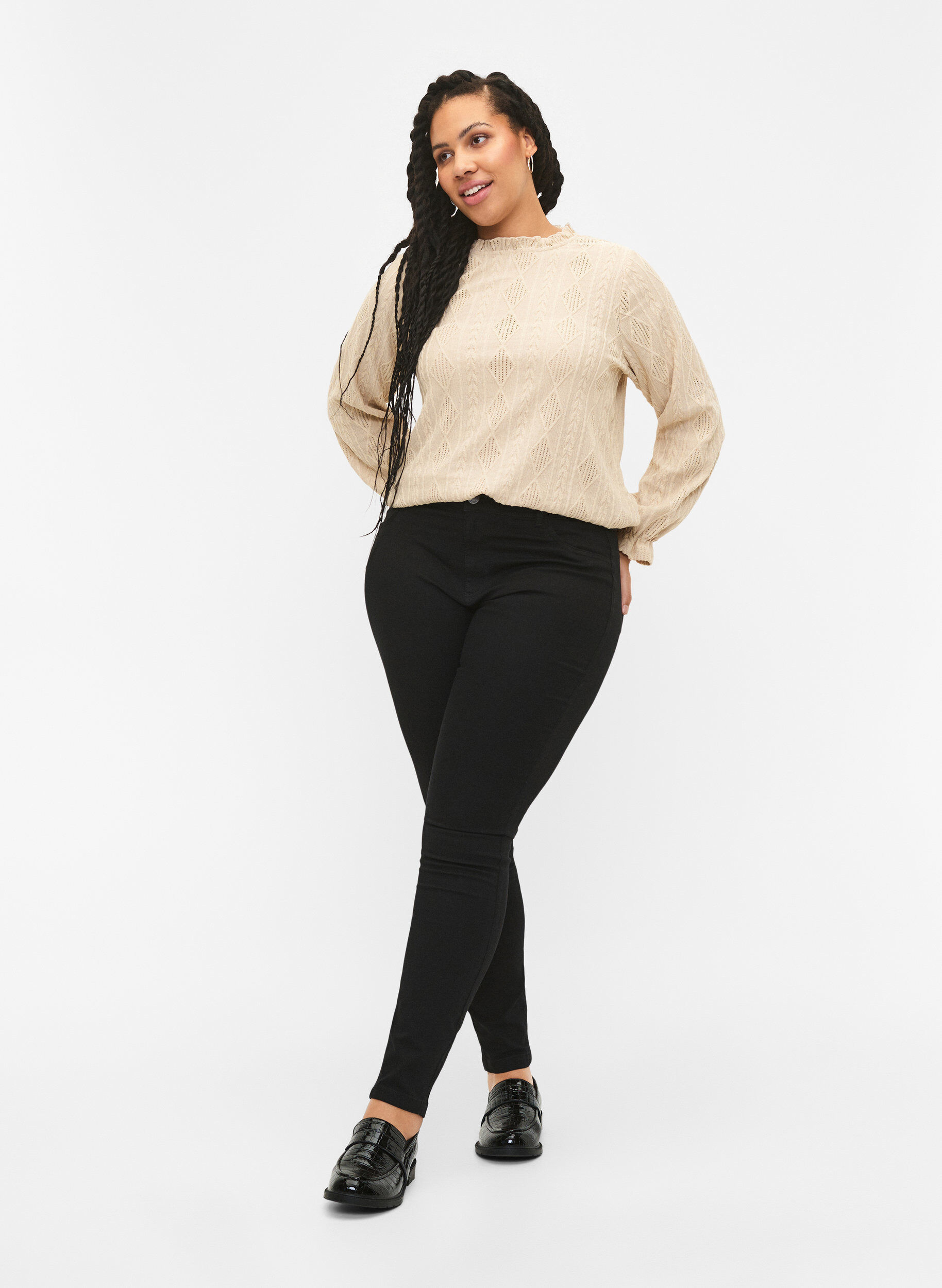 Zizzi Bluse mit R&uuml;schendetails und einem Ton in Ton gehaltenen Muster, Sand, Model image number 2