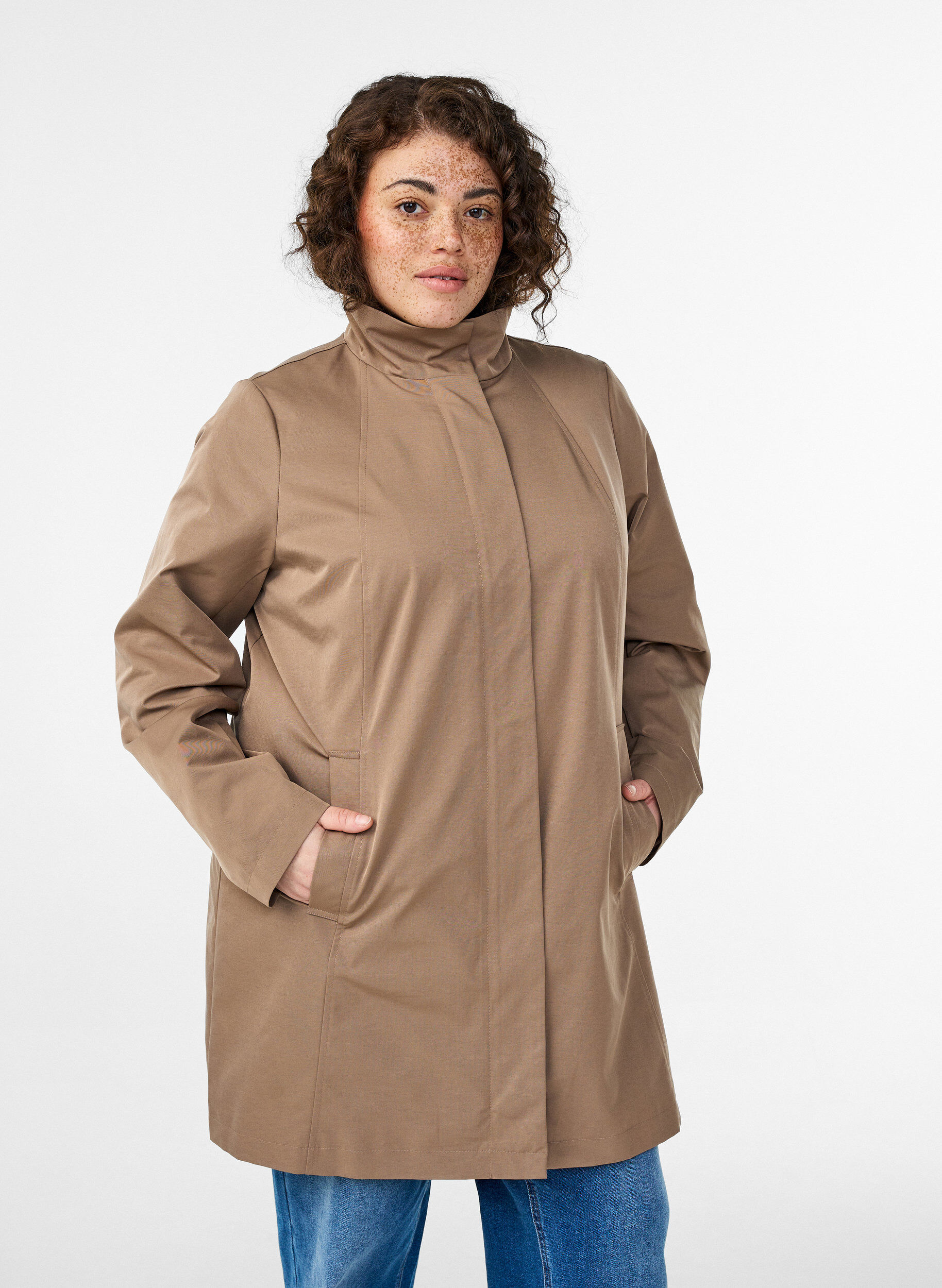 &Uuml;bergangsjacke mit Taschen und hohem Kragen, Braun, Model