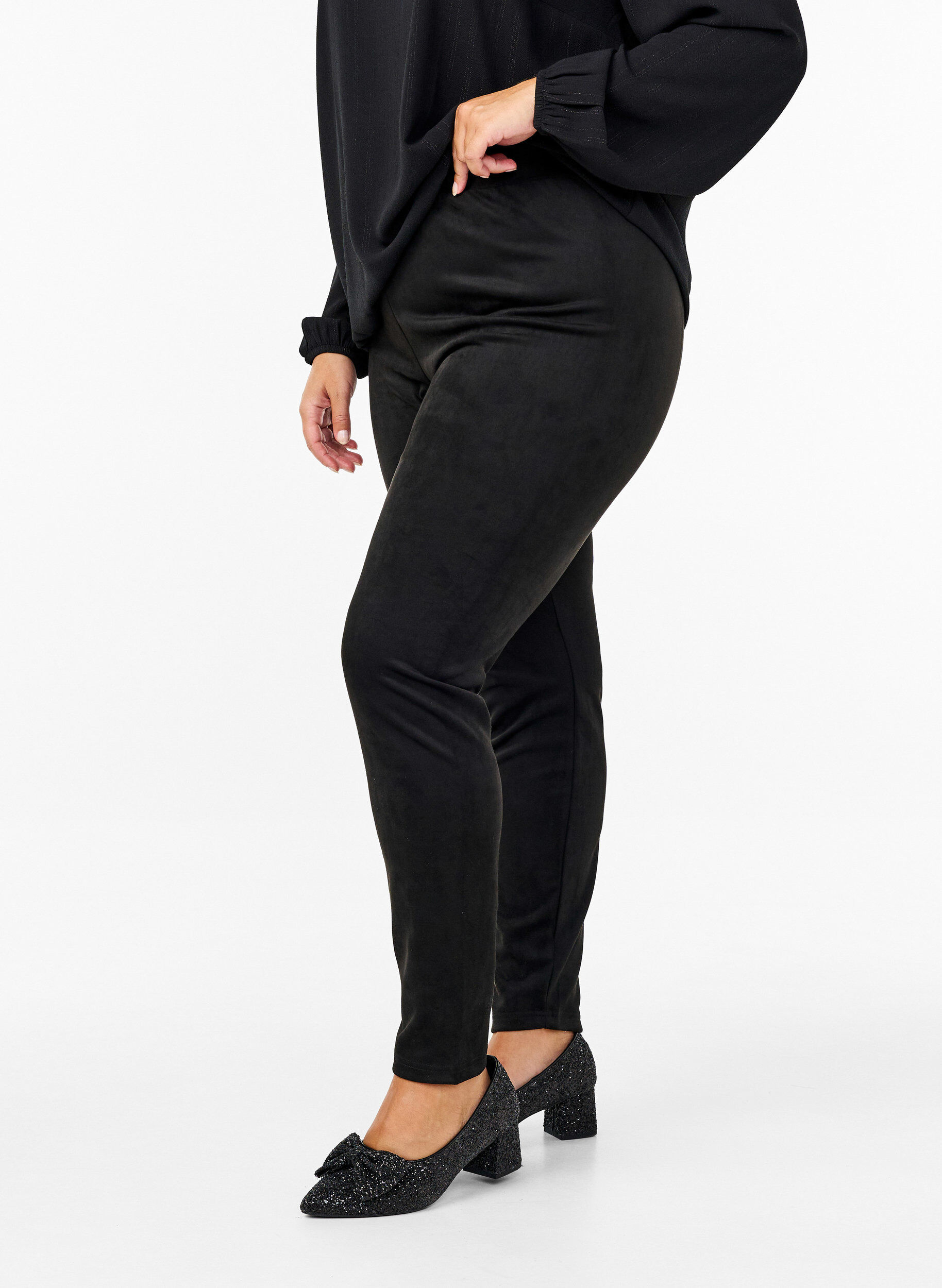 Zizzi Leggings aus Veloursleder-Imitat, Black, Model image number 0