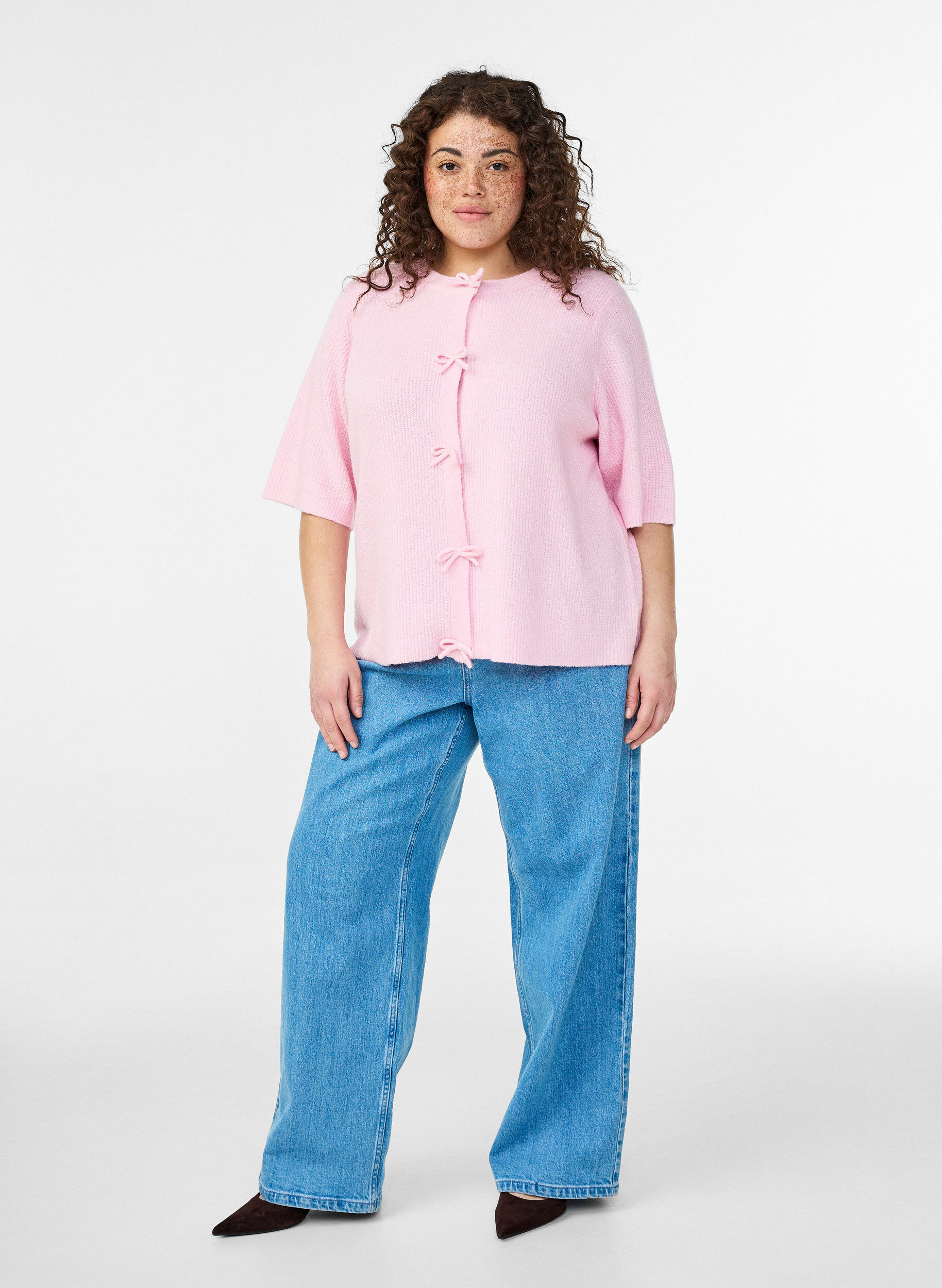 Zizzi Kurz&auml;rmelige Strickjacke mit Schleifen, Pink, Model image number 1