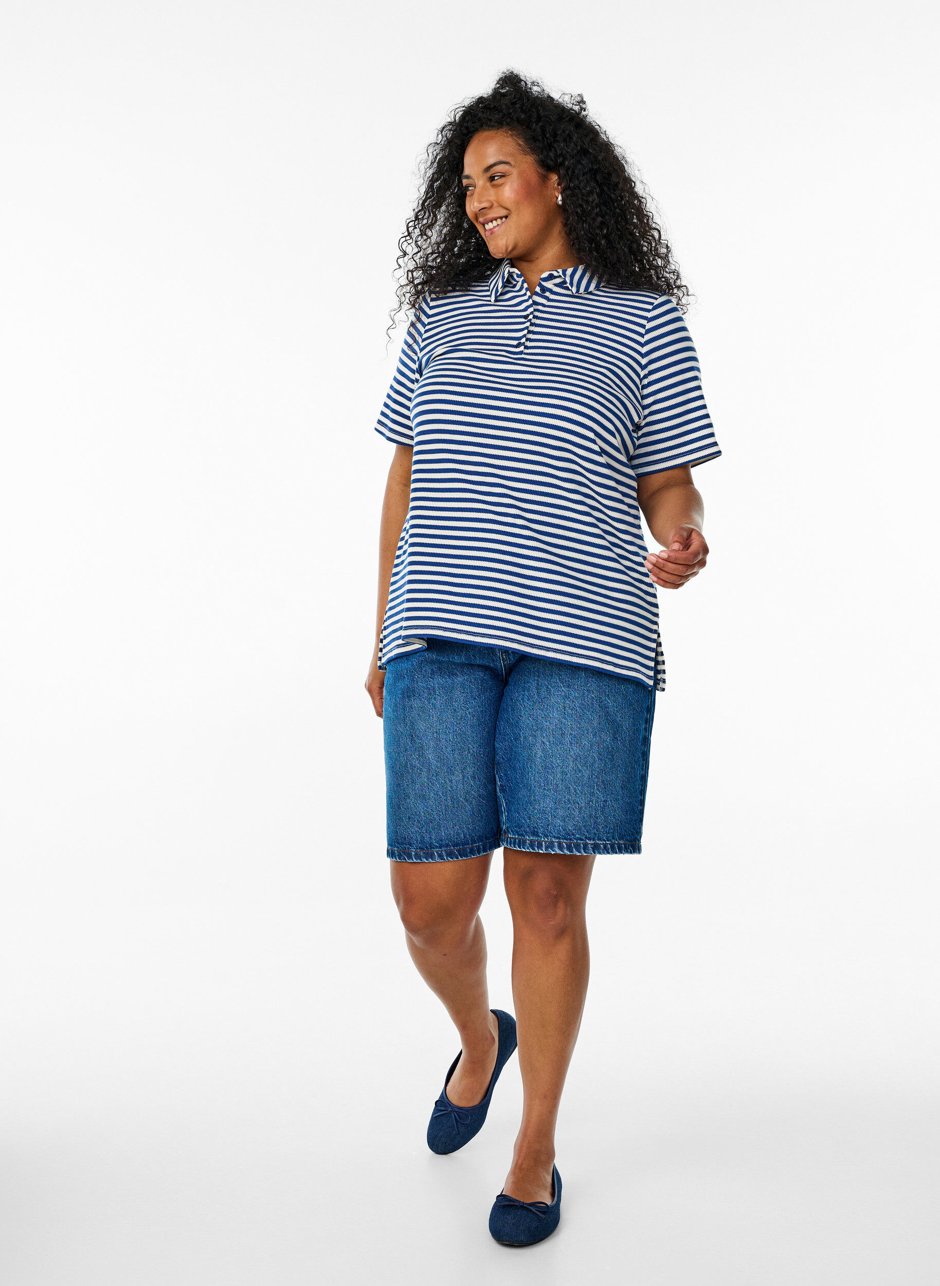 Zizzi Kurz&auml;rmeliges Poloshirt mit Streifen, Blau, Model image number 1