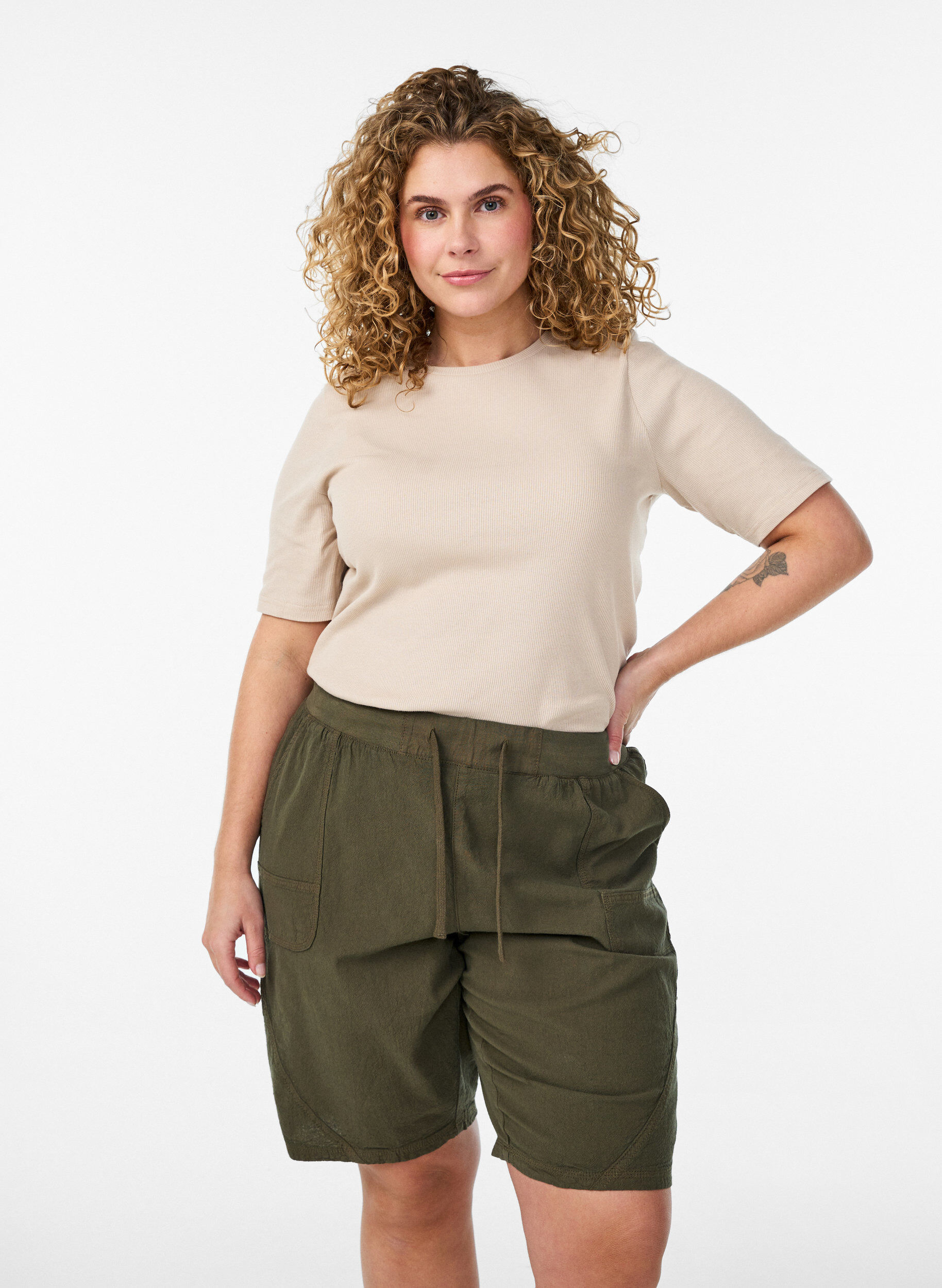 Lockere Shorts aus Baumwolle mit Taschen, Gr&uuml;n, Model