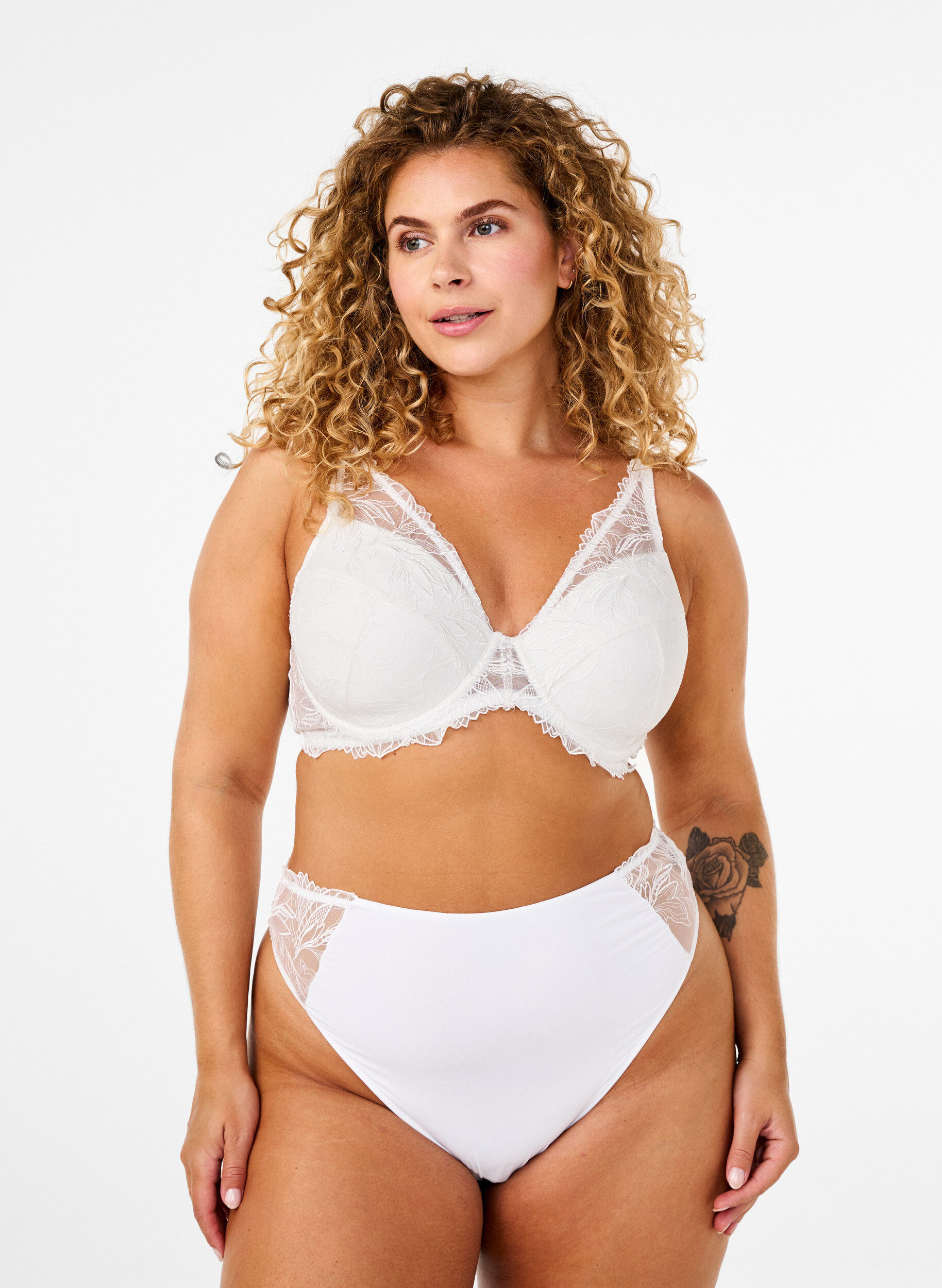 ZizziStringtanga aus Mikrofaser mit Spitzensaum, Wei&szlig;, Model image number 0