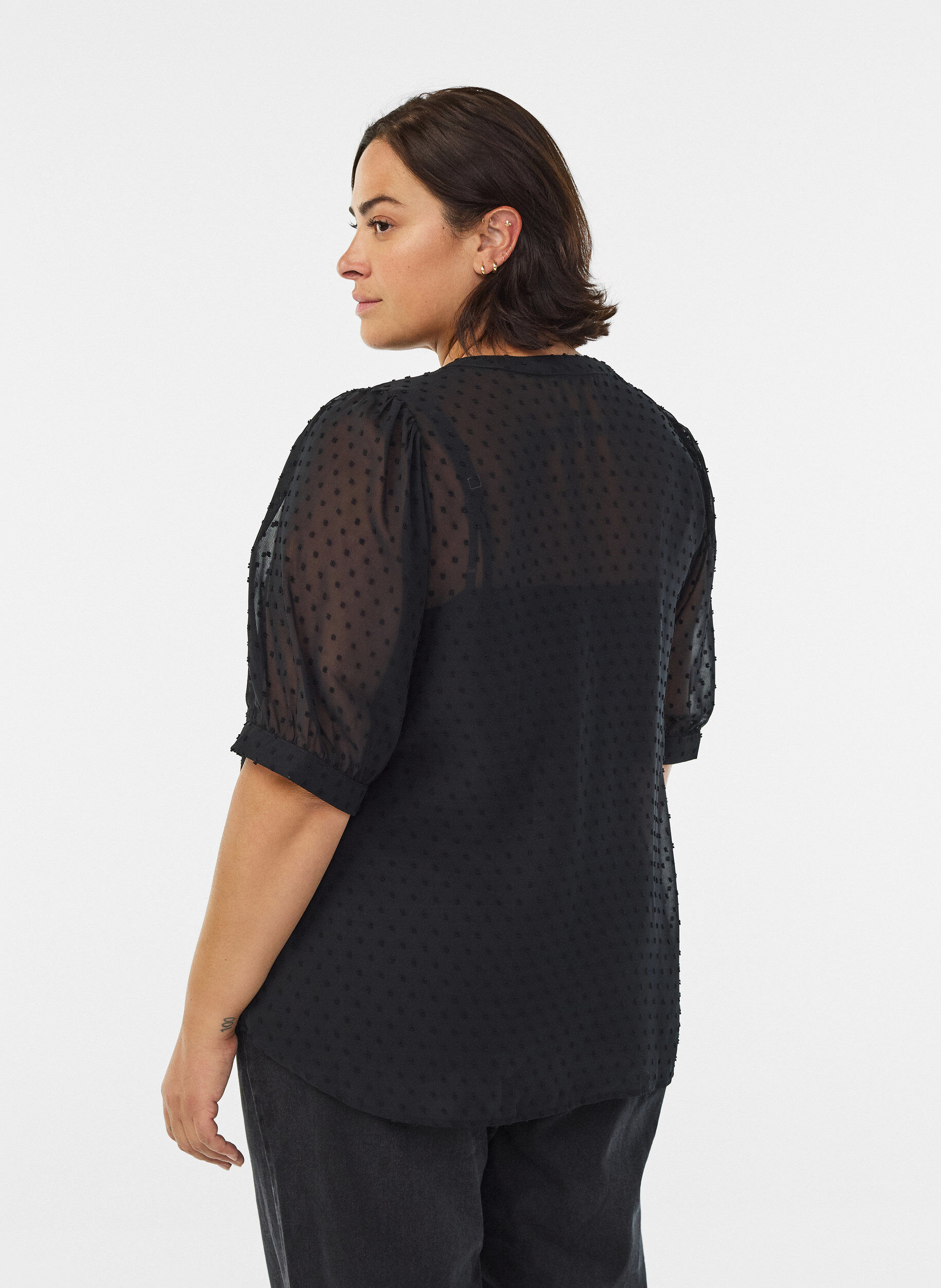 Zizzi Bluse mit kurzem Arm und gepunkteter Textur, Schwarz, Model image number 2