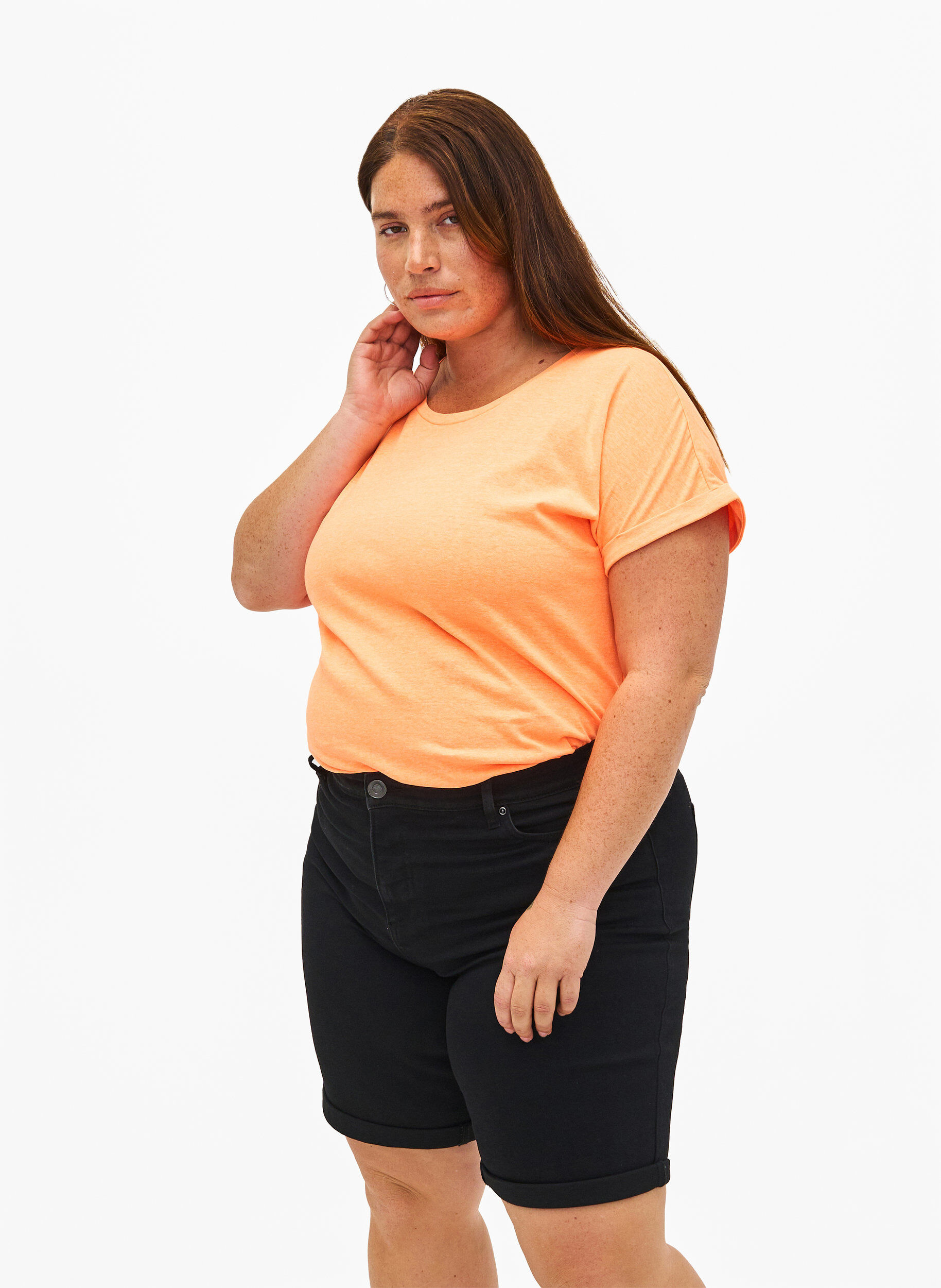 Zizzi Eng anliegende Denim-Shorts mit hoher Taille, Black, Model image number 0