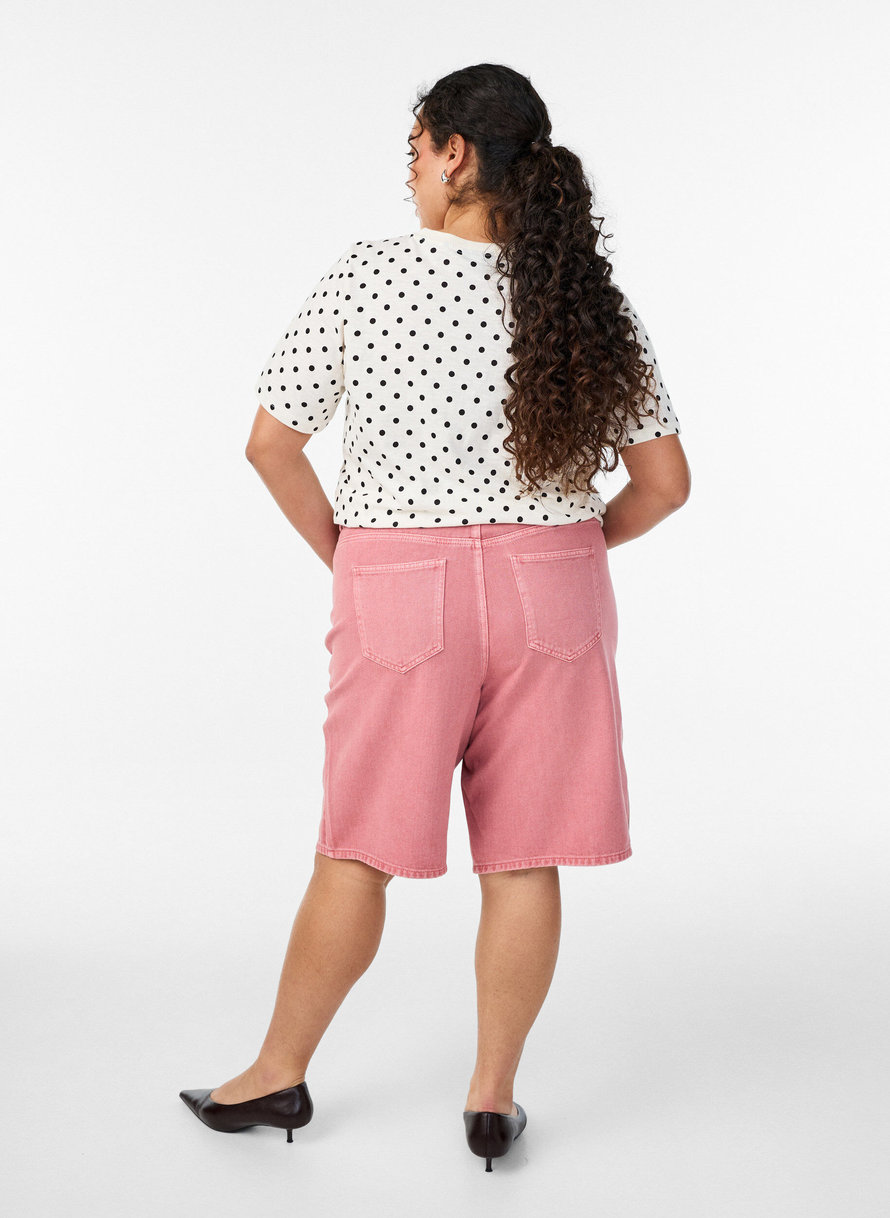 Zizzi Hoch taillierte Bermudashorts aus farbigem Denim, Rot, Model image number 2