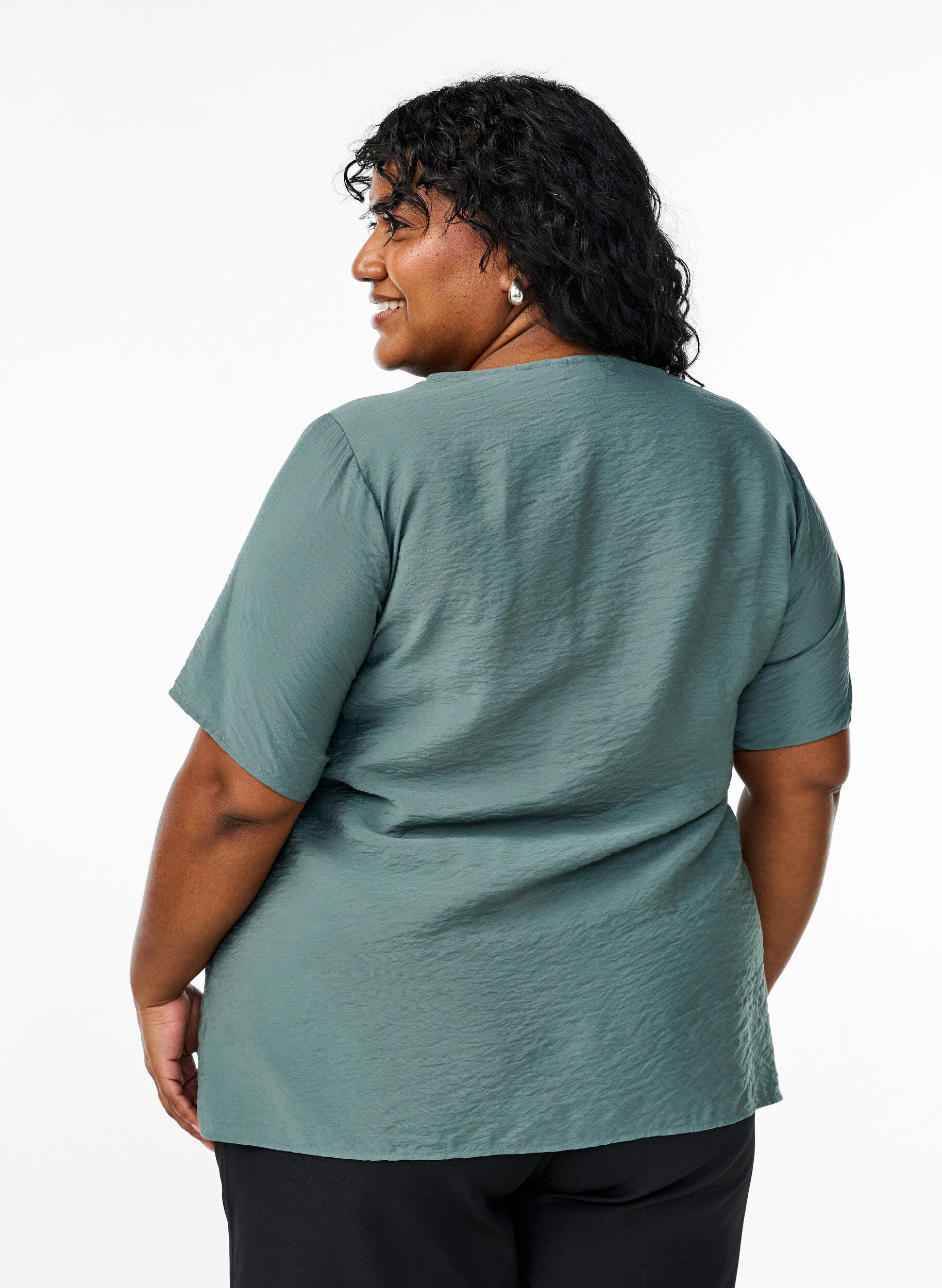 Zizzi Kurz&auml;rmelige Viskosebluse mit Spitzenbesatz, Gr&uuml;n, Model image number 2