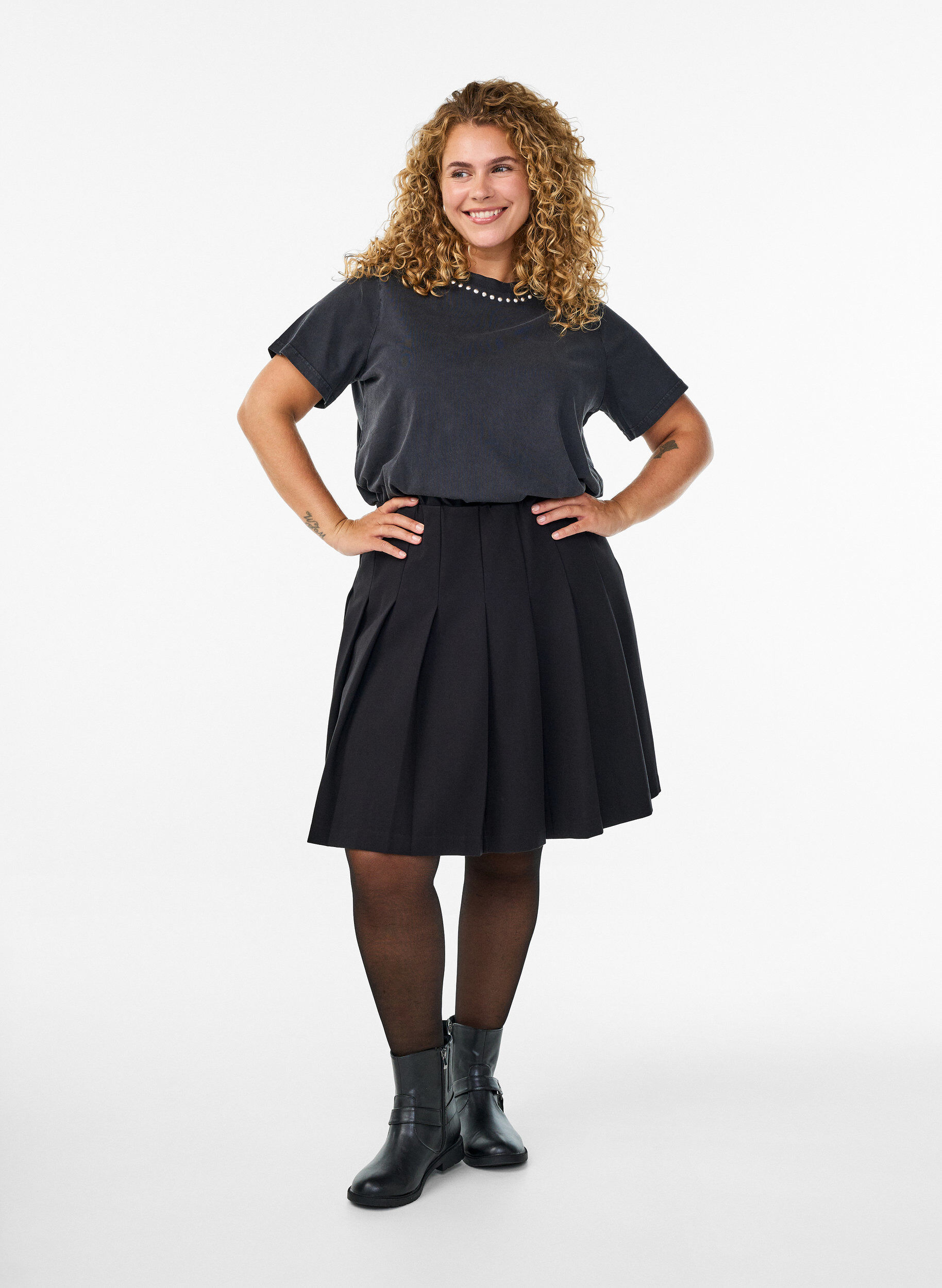 Zizzi Kurzer Faltenrock mit elastischem Bund, Schwarz, Model image number 1