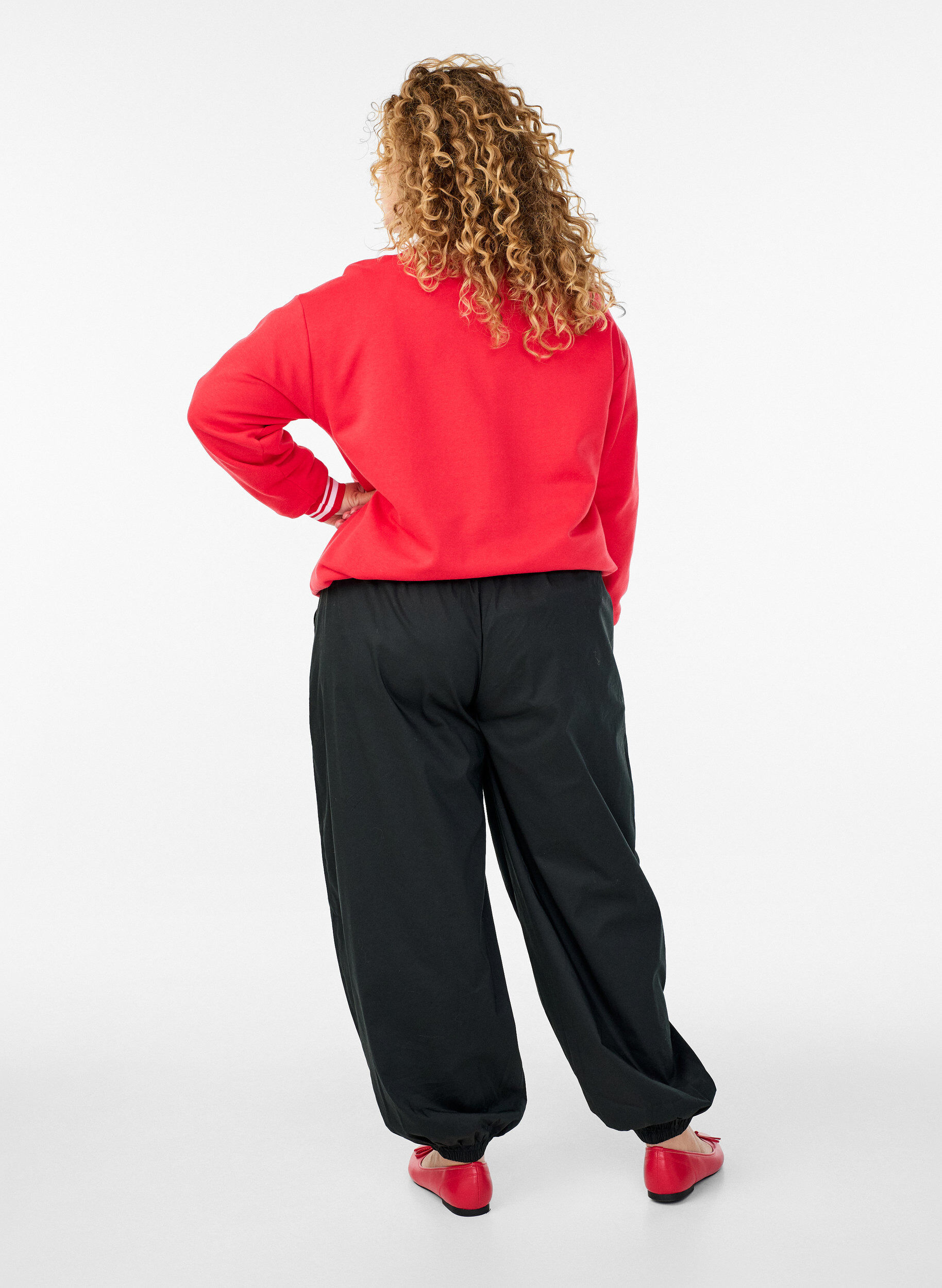ZizziBallonhose mit Taschen und elastischem Bund, Schwarz, Model image number 2