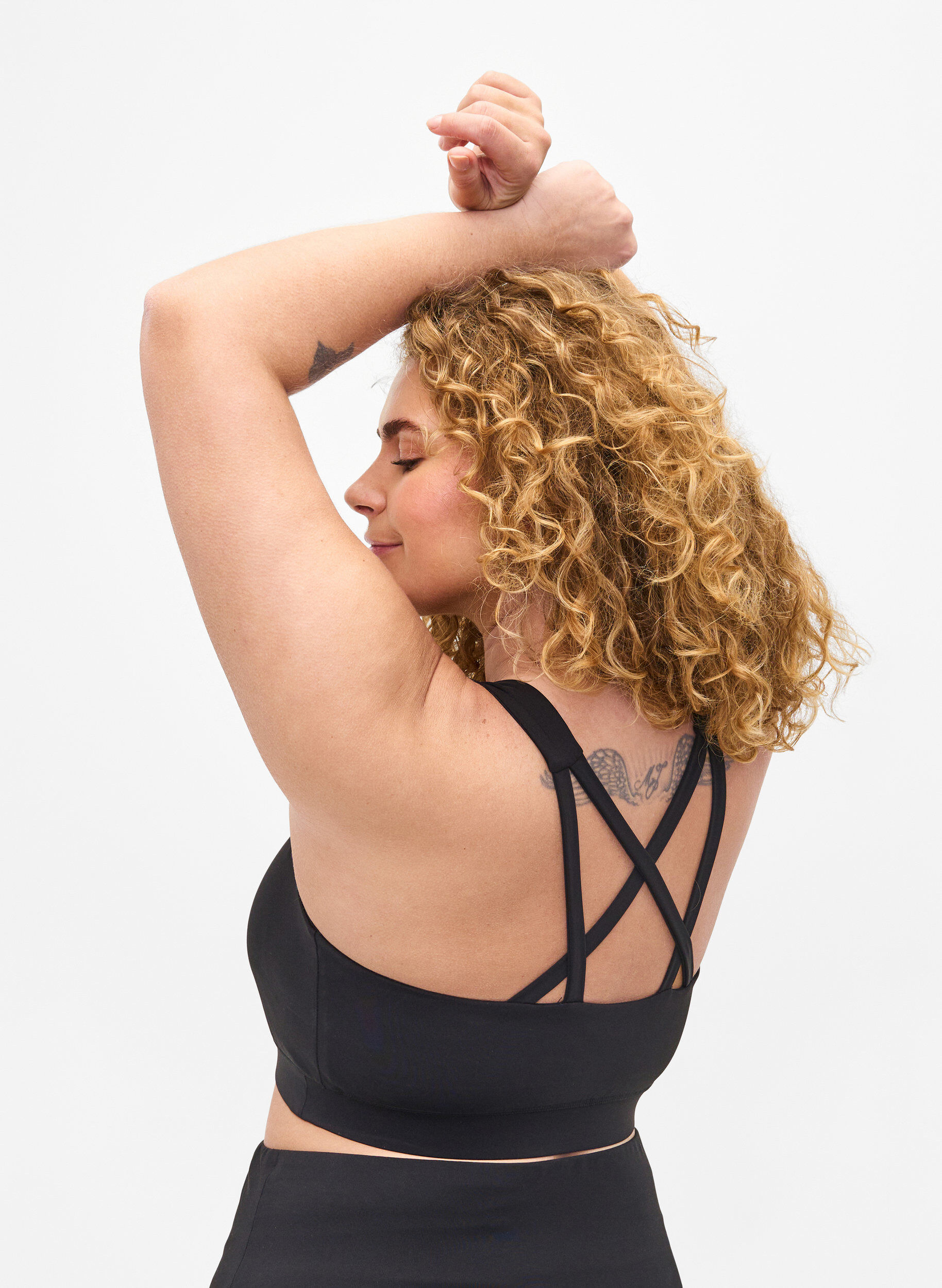 Zizzi Sport-BH mit Kreuzdetail am R&uuml;cken, Black, Model image number 1