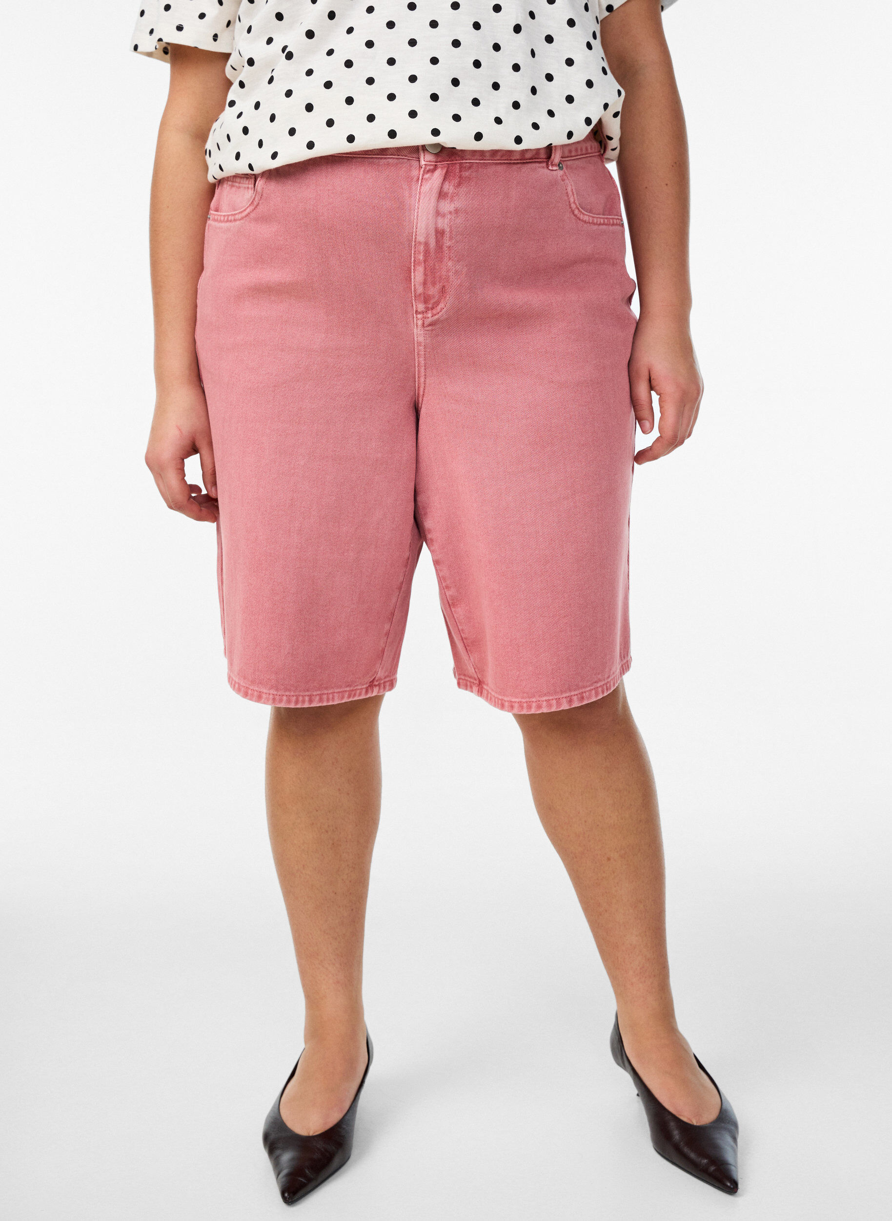 Zizzi Hoch taillierte Bermudashorts aus farbigem Denim, Rot, Model image number 0