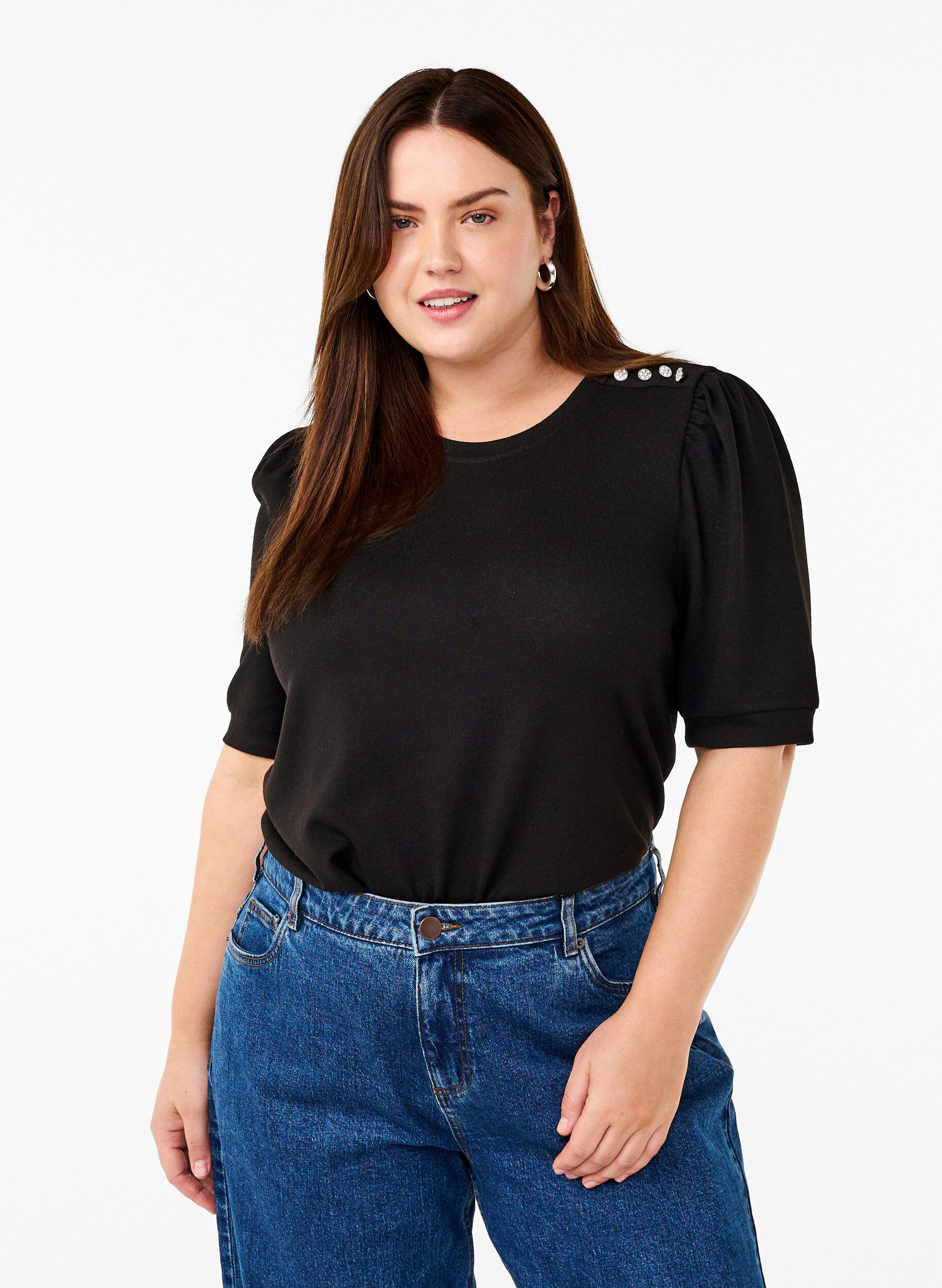 Zizzi Bluse mit Knopfdetail und kurzen Puff&auml;rmeln, Schwarz, Model image number 0