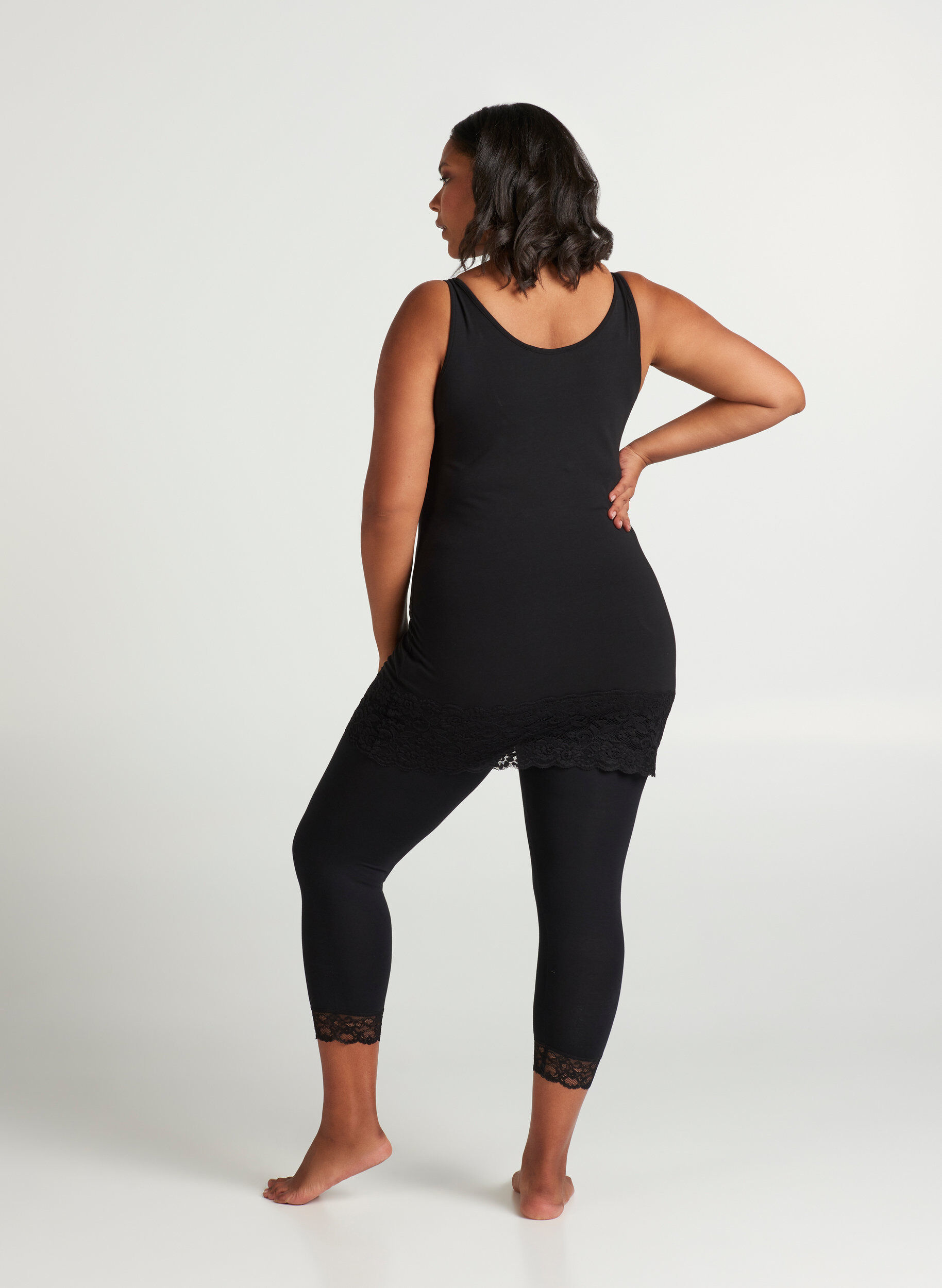 Zizzi 3/4-Leggings mit Spitzensaum, Black, Model image number 1