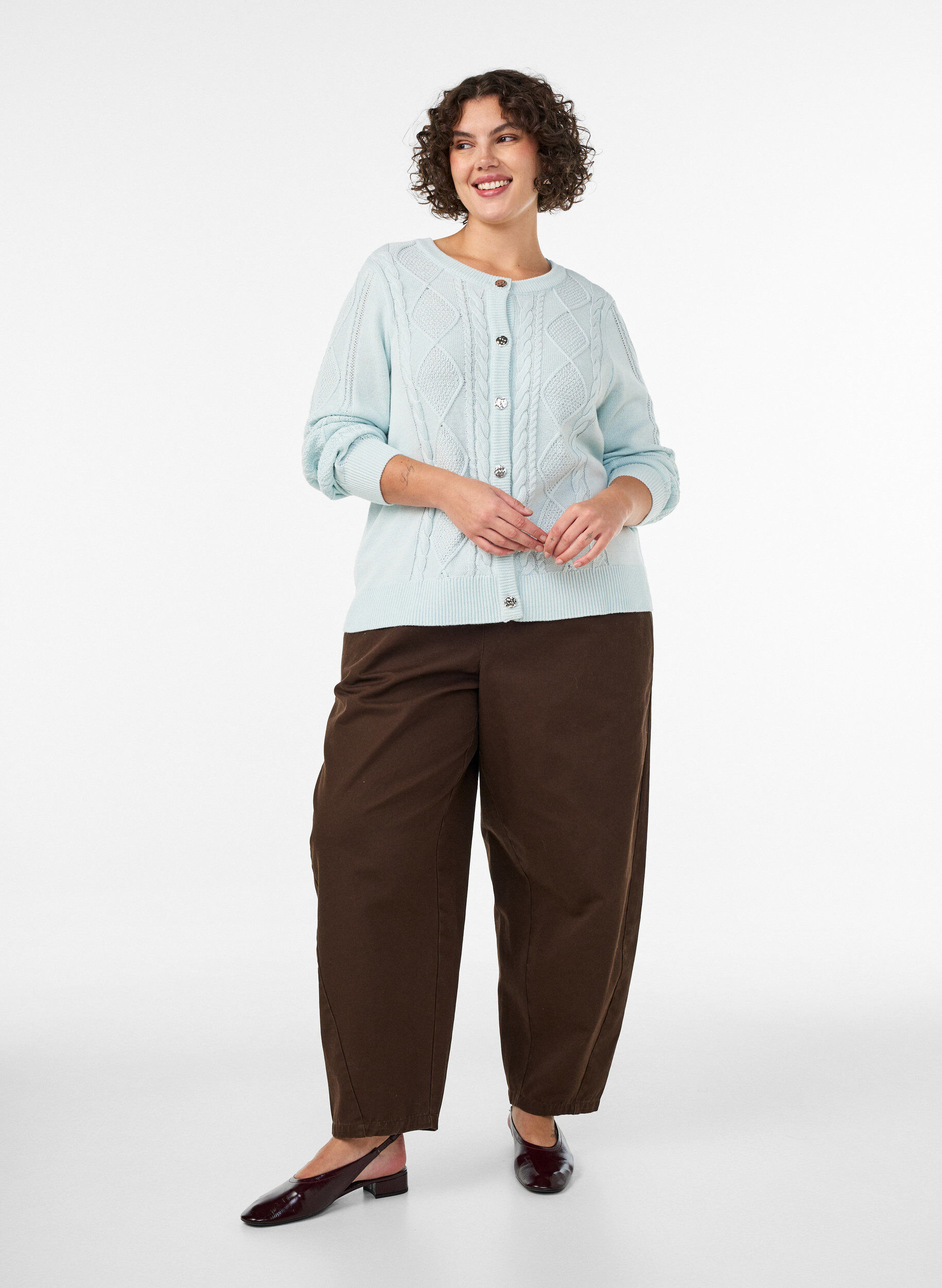 ZizziStrickjacke mit Zopfmuster und dekorativen Kn&ouml;pfen, Blau, Model image number 1